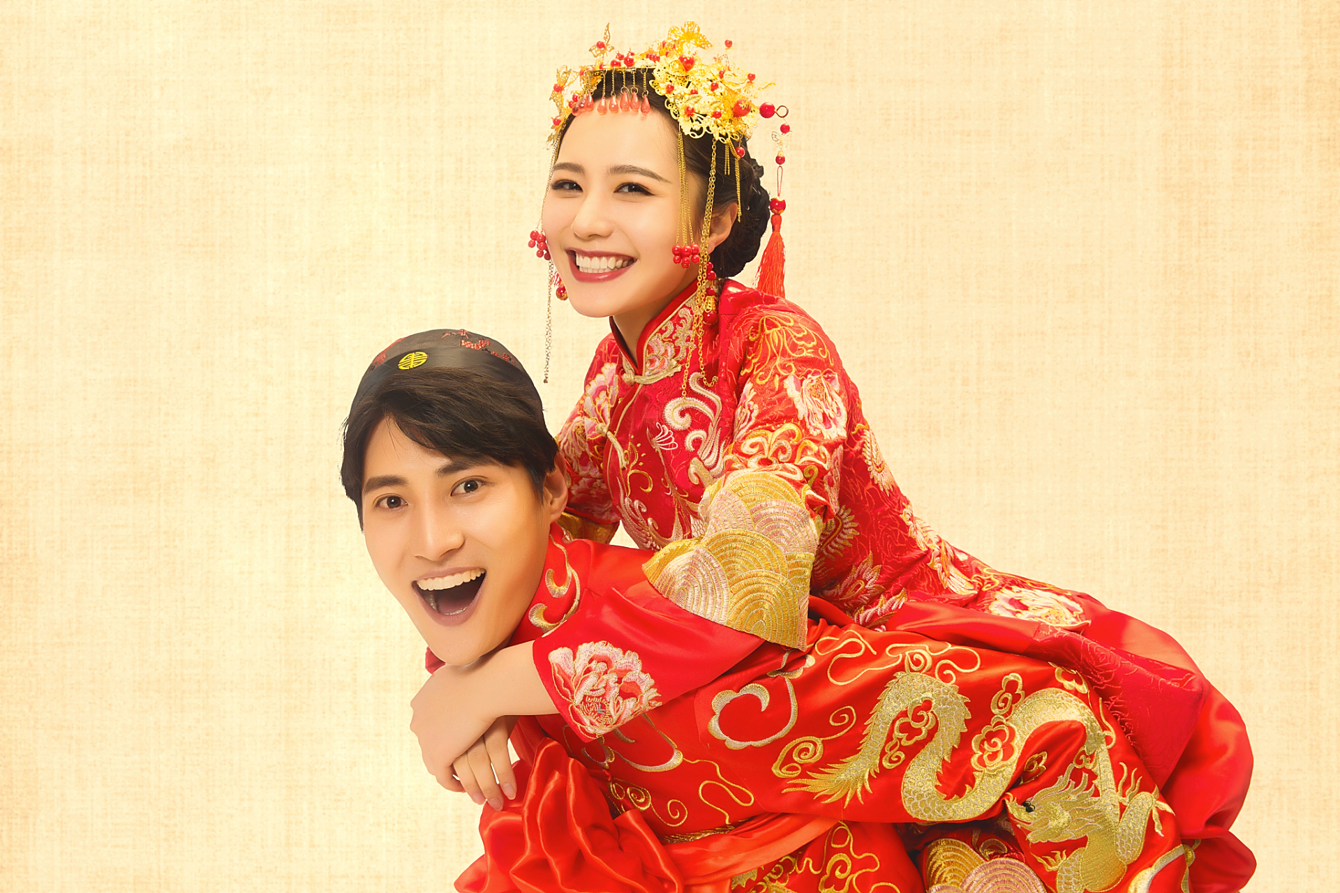 秀禾服源于2001年电视剧《橘子红了》中女主角秀禾所穿的服装,由