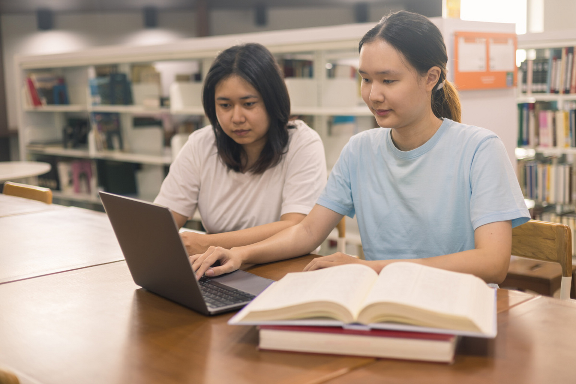 在当今社会,大学生们面临着前所未有的巨大压力.