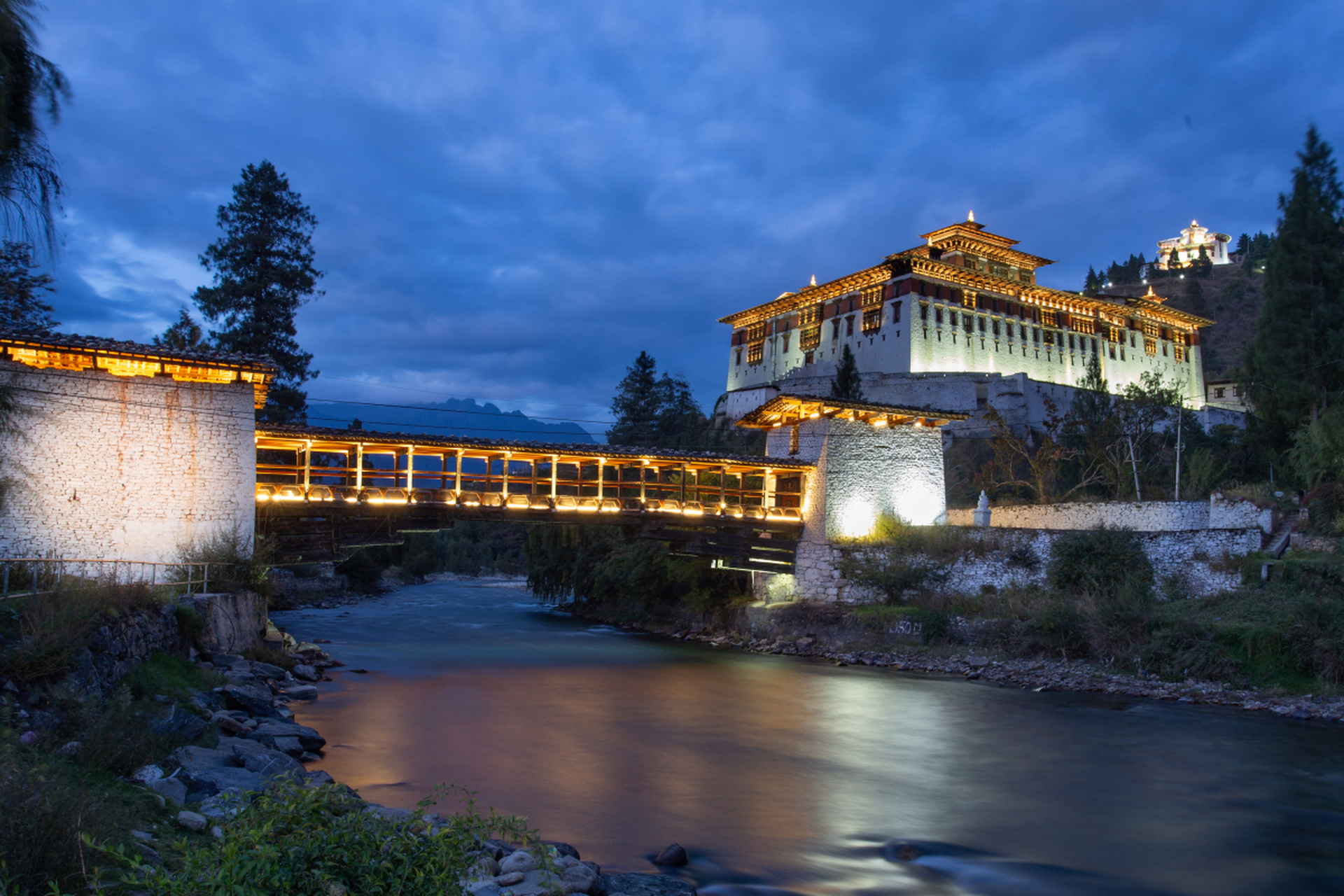 不丹虽无海岸线,但拥有廷布内陆港口和贾布河内陆港口等用于进出口