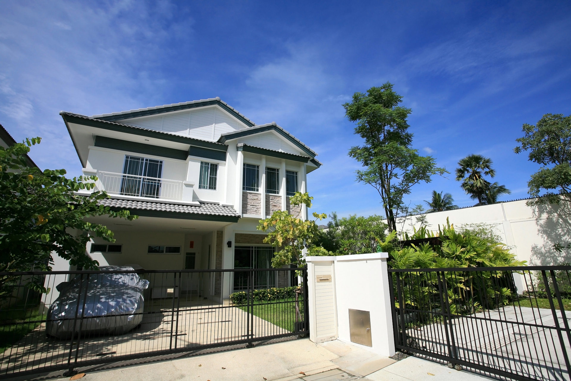 【风水小知识】大房窗口下不可建小房接连大屋,这叫滴泪屋,伤人口,建