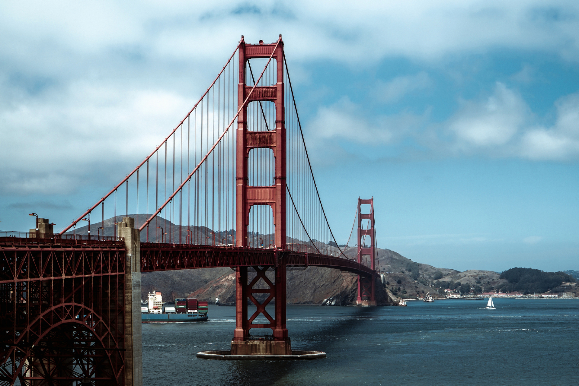 金门大桥,是美国旧金山的标志性建筑之一,也是电影中频繁出现的地标
