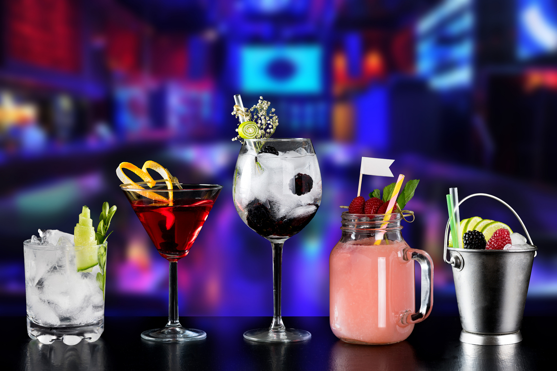 女朋友是酒吧酒水推销员,我和女朋友是在酒吧认识的,她是酒吧里的酒水