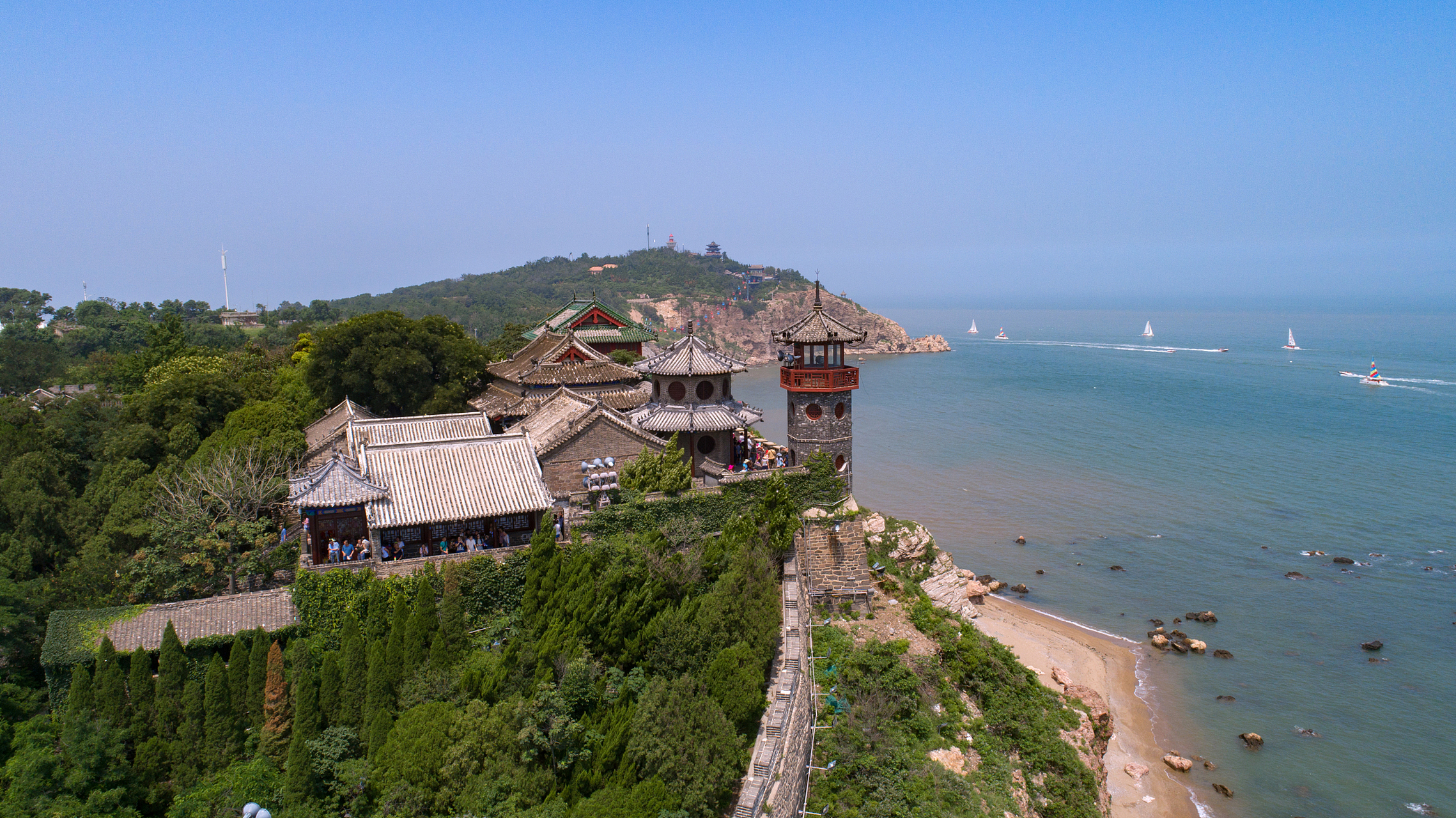 氛围的旅游胜地,游客可以在这里游览蓬莱阁,三仙山,八仙过海等景点