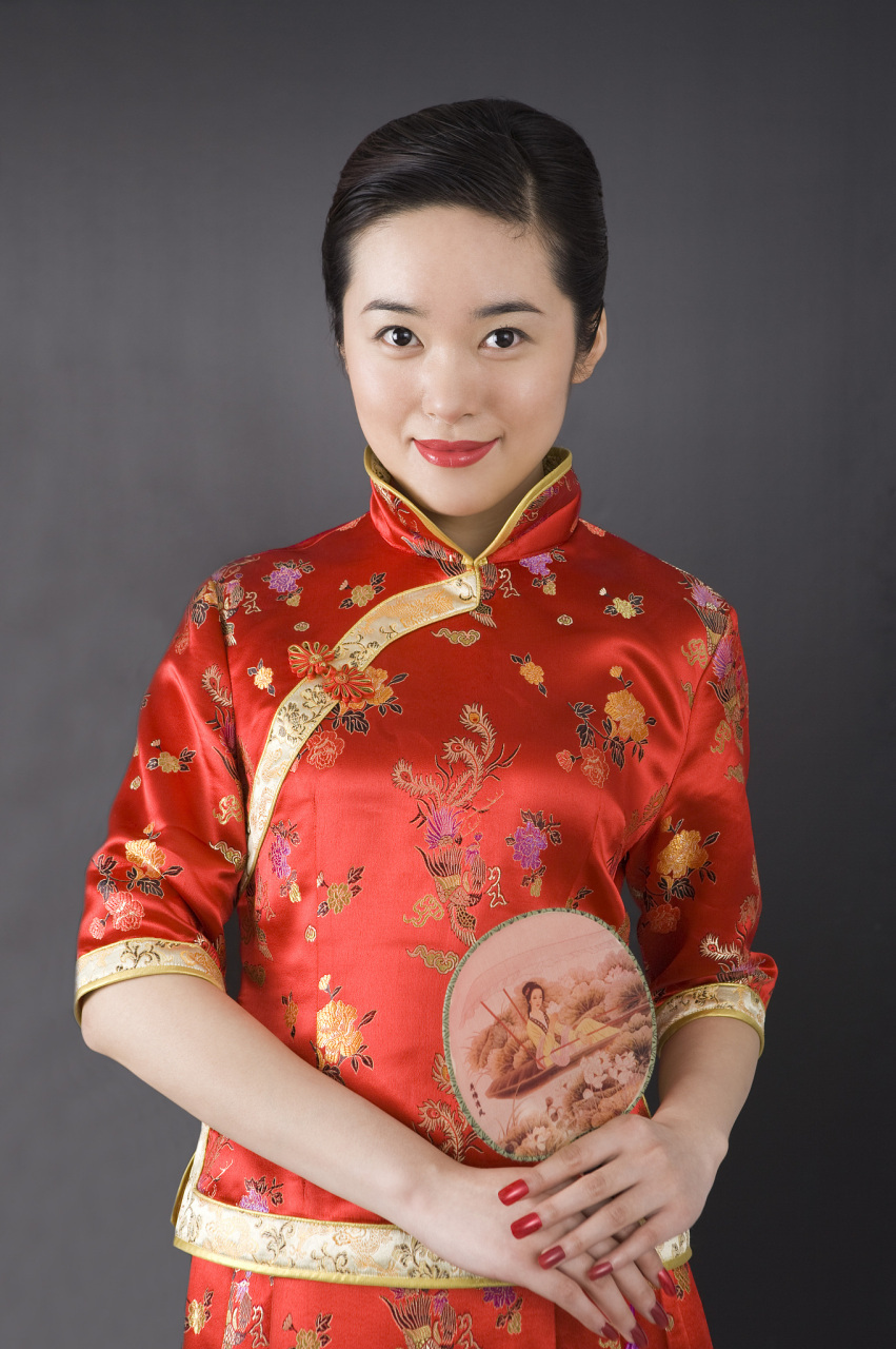 所以传统旗袍的领子多单独缝制,然后用手工撬针的方法将其与衣身链接