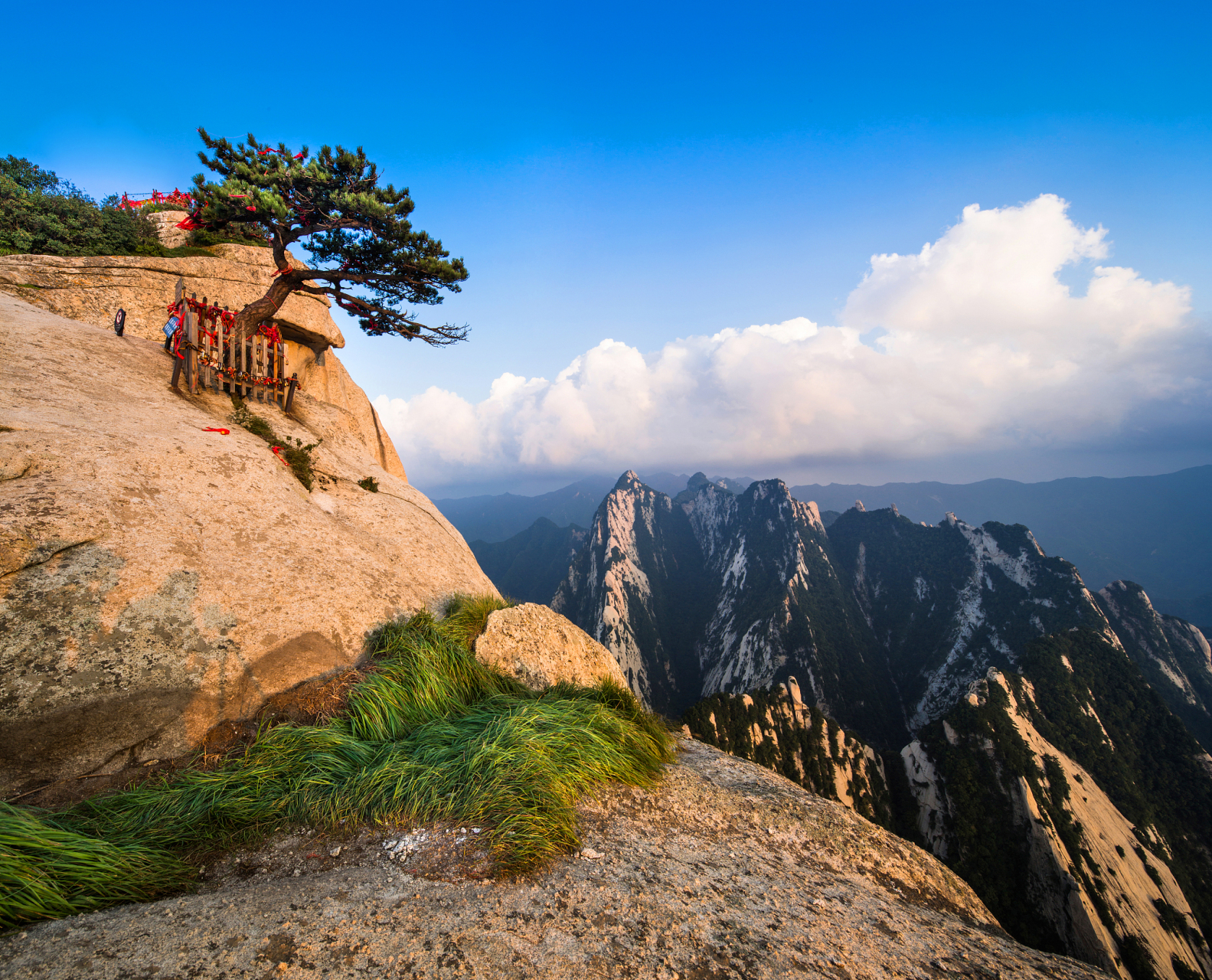 城墙根漫时光# 华山 古称西岳,雅称太华山,为五岳之一.