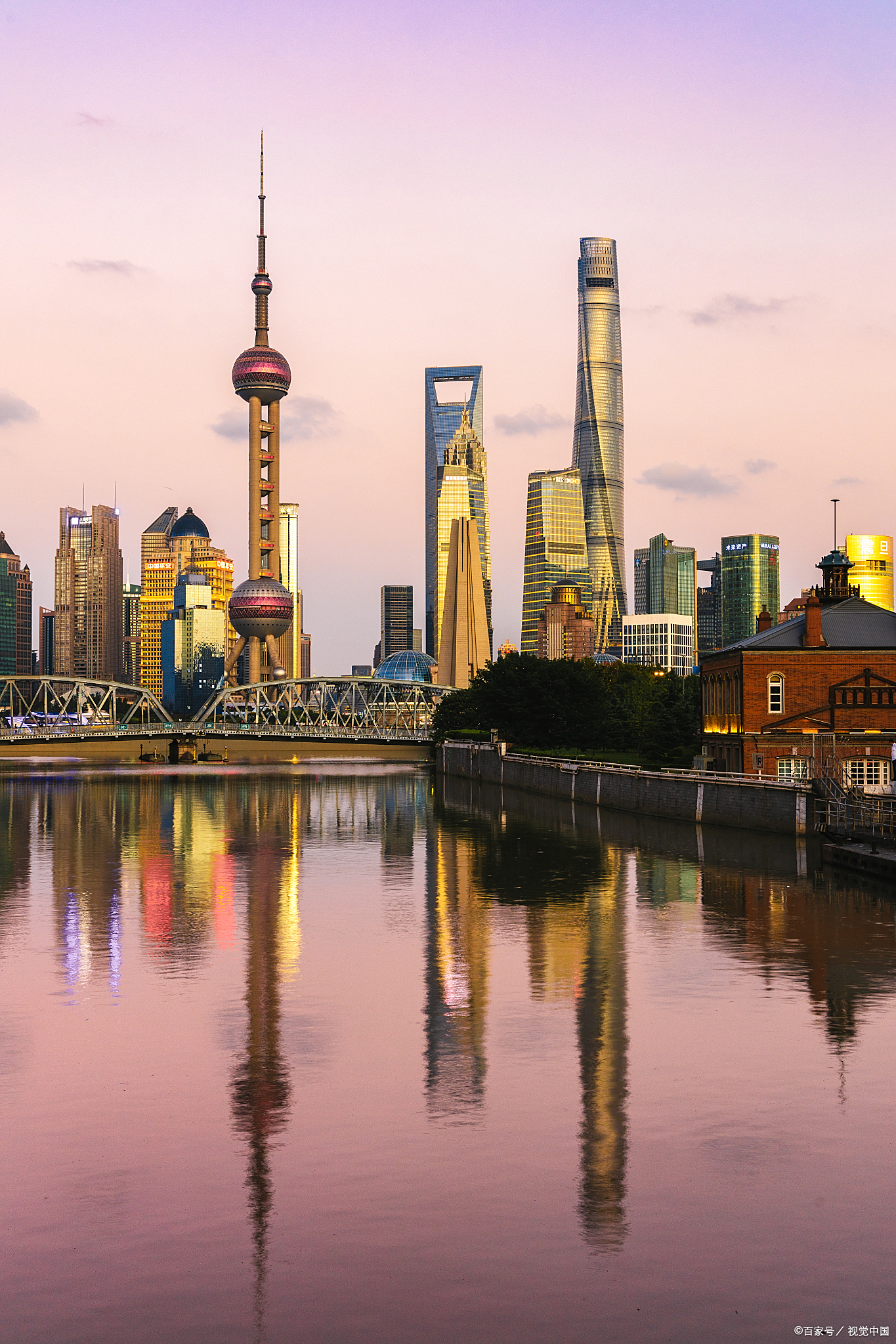 这个位于繁华都市中的水上观光胜地,坐落在黄浦江畔,连接着浦江两岸的