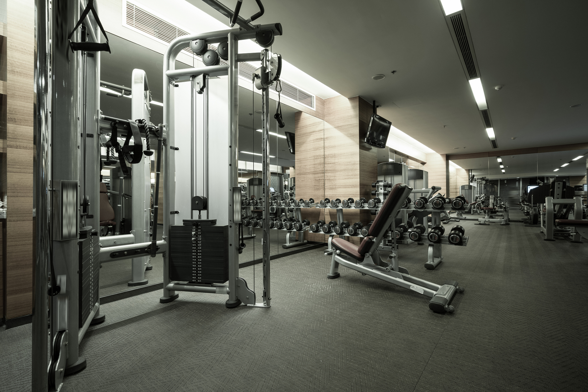 健身房一直是大家锻炼身体的好去处,但近日一则男子健身房内被杠铃
