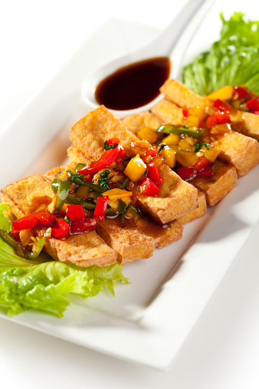 双椒臭豆腐,顾名思义,是以臭豆腐为主料,配以青红辣椒制作而成.