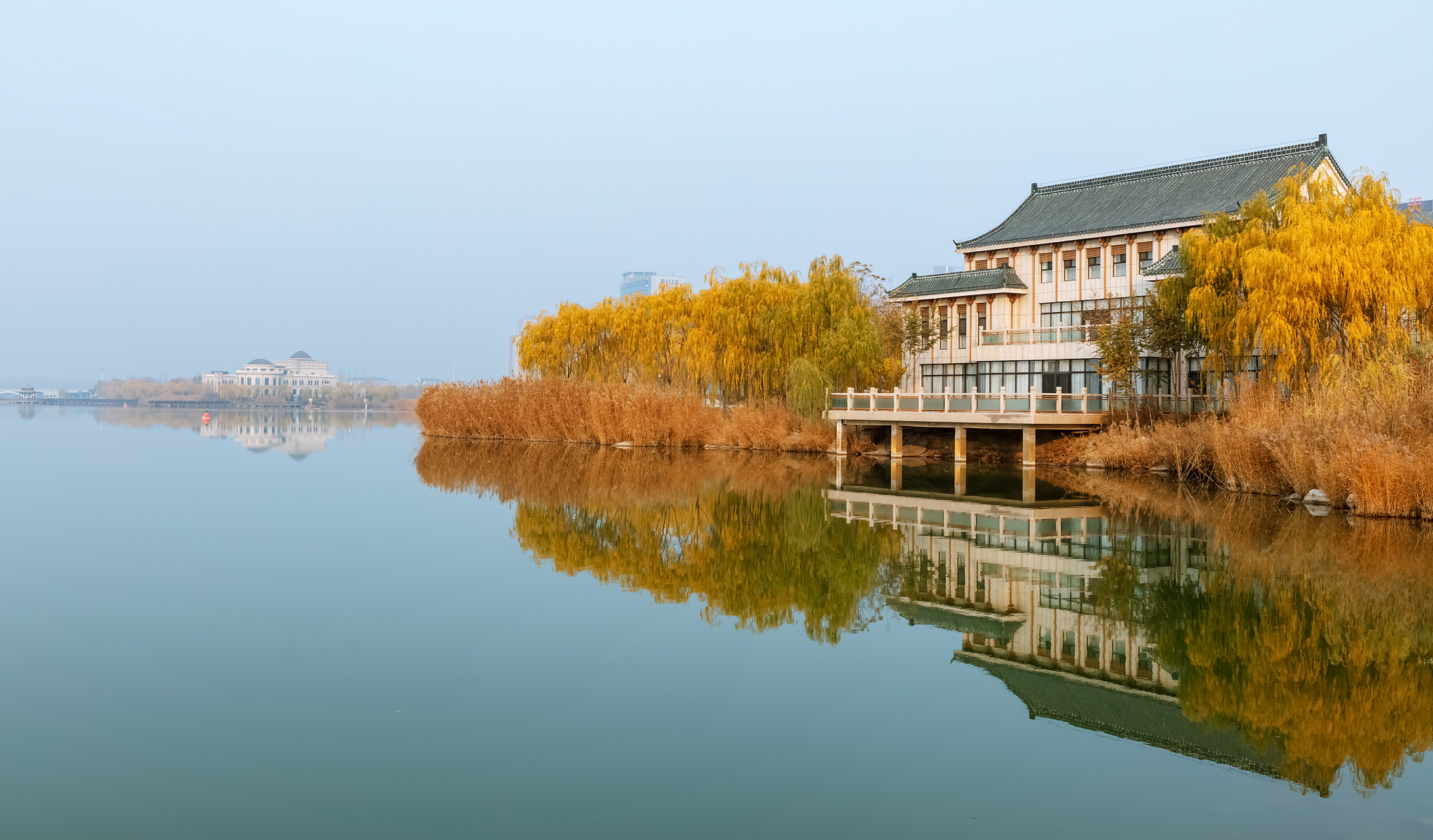 湖州西塞山风景区位于湖州市吴兴区妙西镇西部,拥有优越的地理位置和