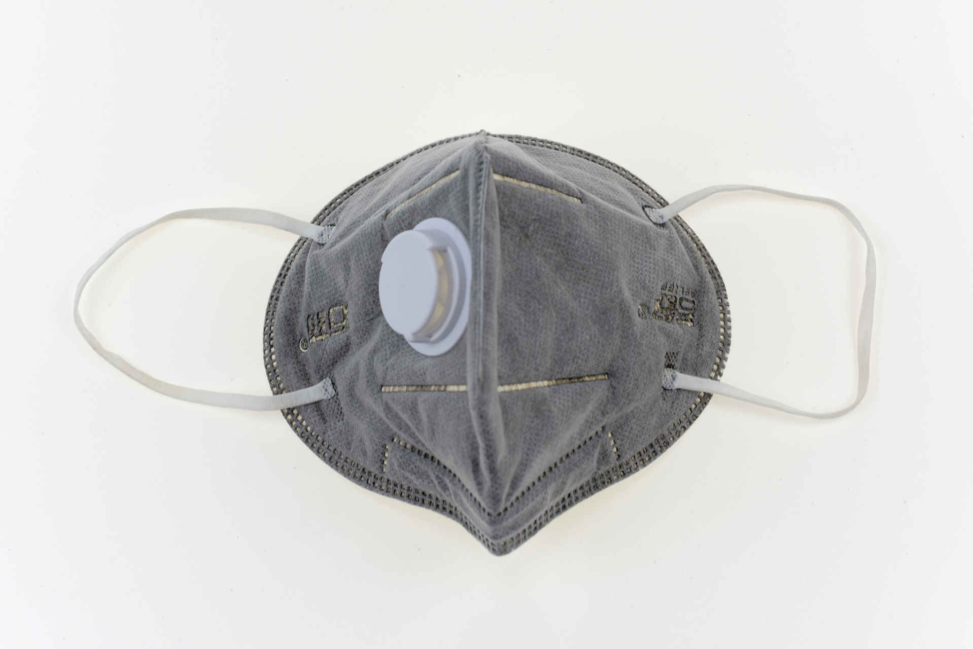 在水泥搬运过程中,kn100防尘口罩因其高效防护性能成为必备的呼吸防护