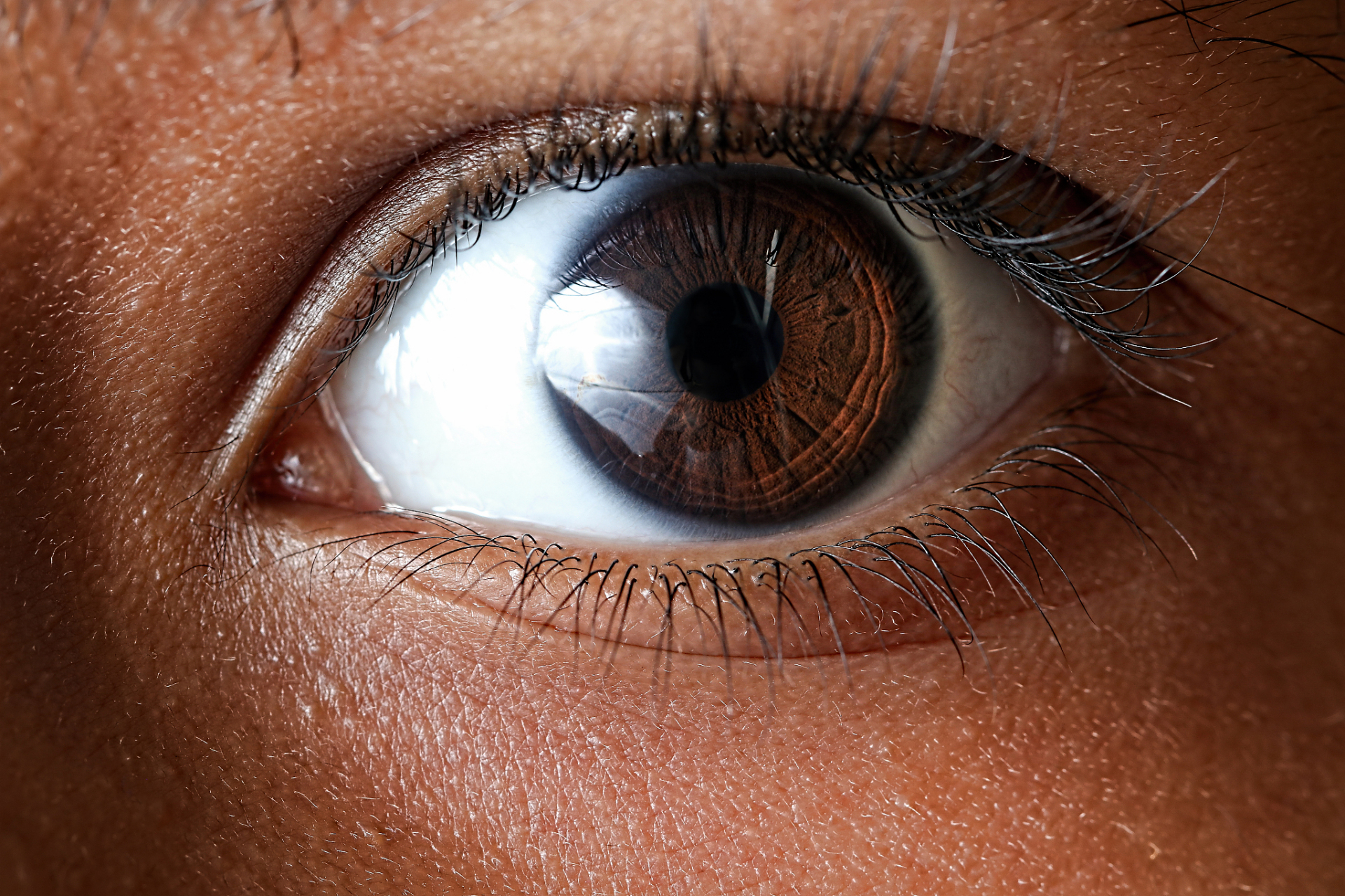 长时间盯着屏幕会导致眼睛疲劳,干涩和视力下降