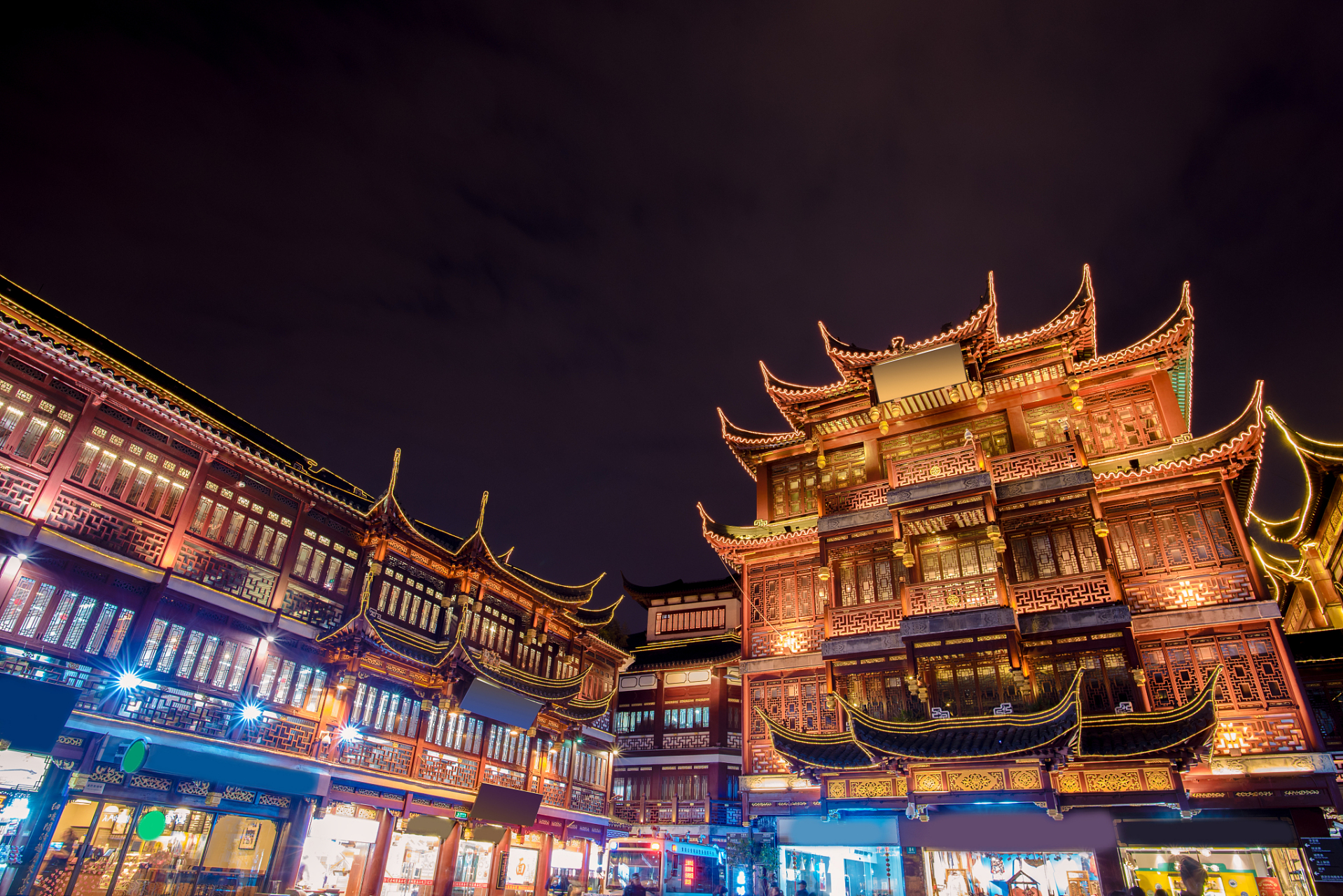 上海城隍庙是一个著名的历史文化景点,位于上海市黄浦区.