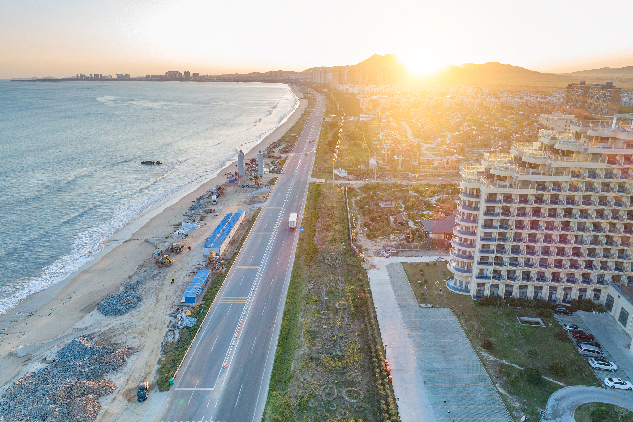 这里,海滨风光醉人,景点丰富:南澳海滩,文武砂王母礁,下沙海滨度假村