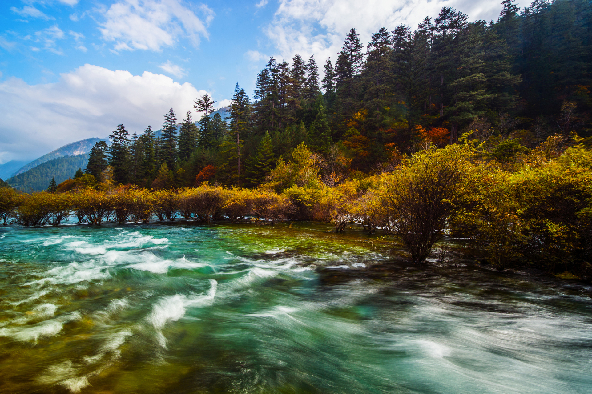 牟尼沟风景区位于松潘县西南牟尼乡境内.