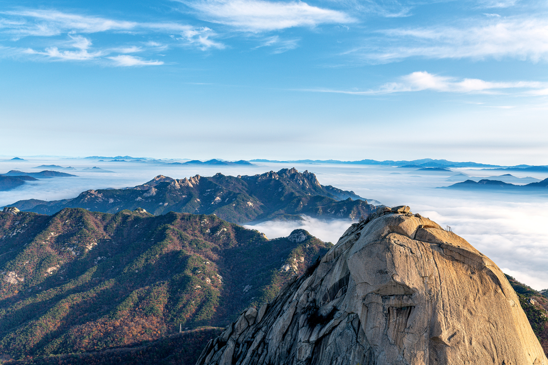 巍峨矗立,云雾缭绕,如一座通往天空的神秘之门.