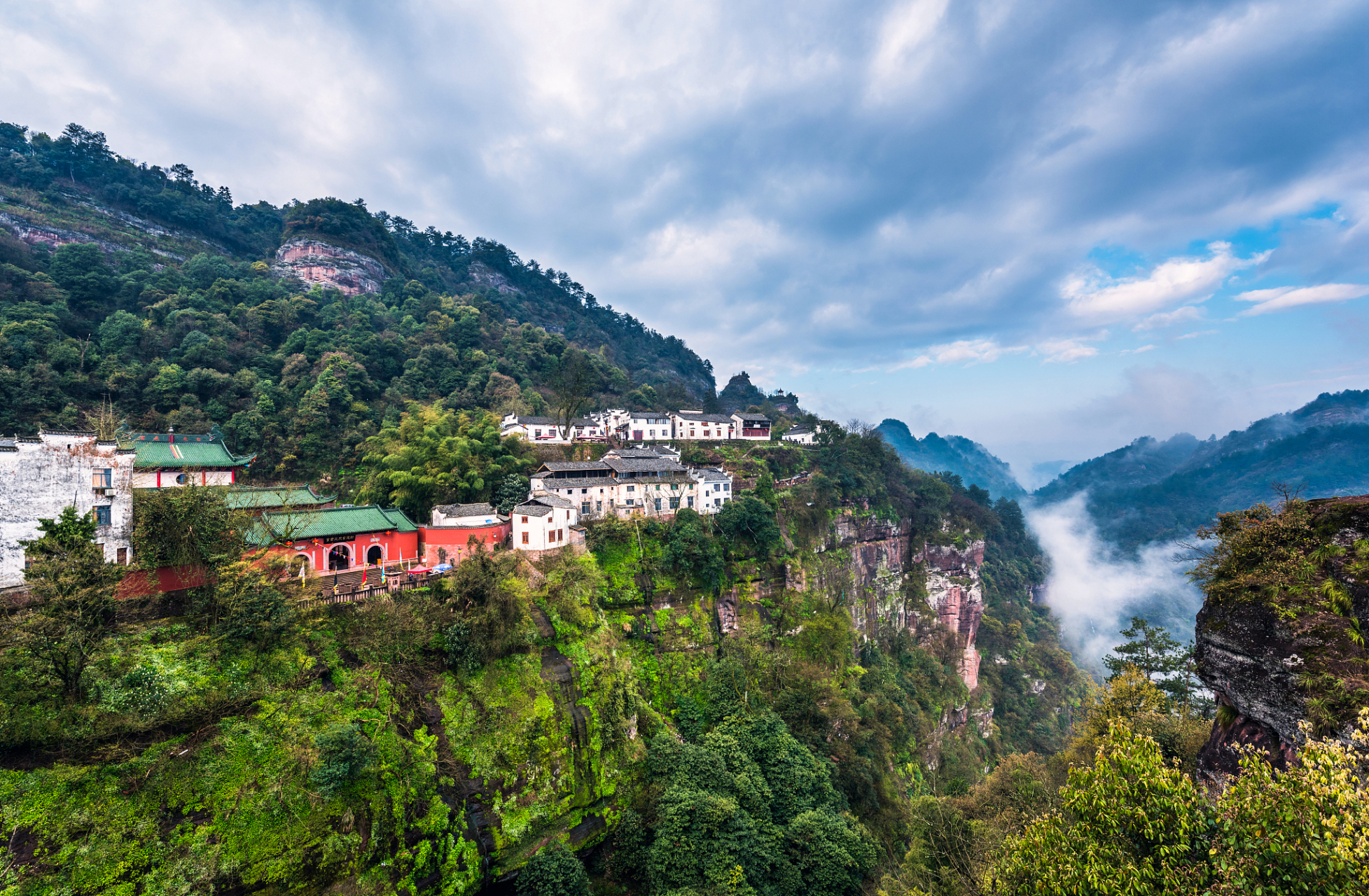 苏仙岭是湖南省人民政府首批公布的省级风景名胜区之一.