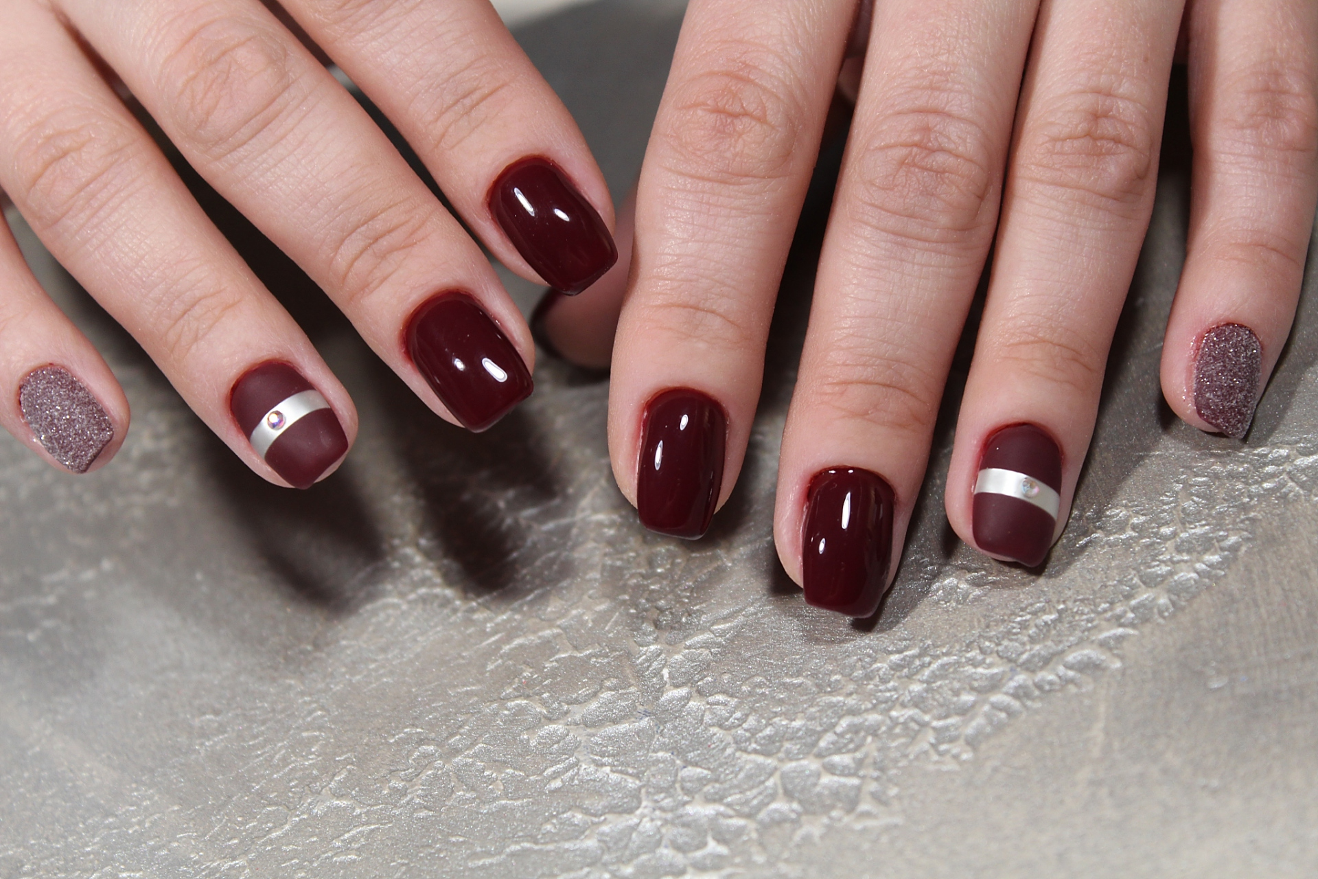 车厘子色美甲# 车厘子色是一种深红色调,类似于红色和紫色的混合色