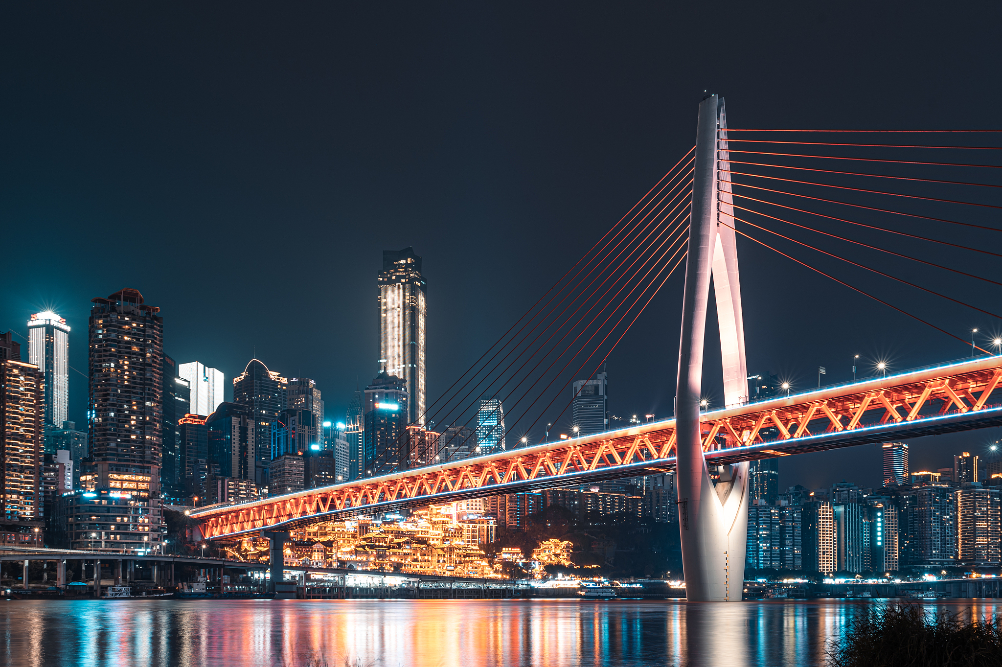 重庆的千厮门大桥夜景为何如此震撼?