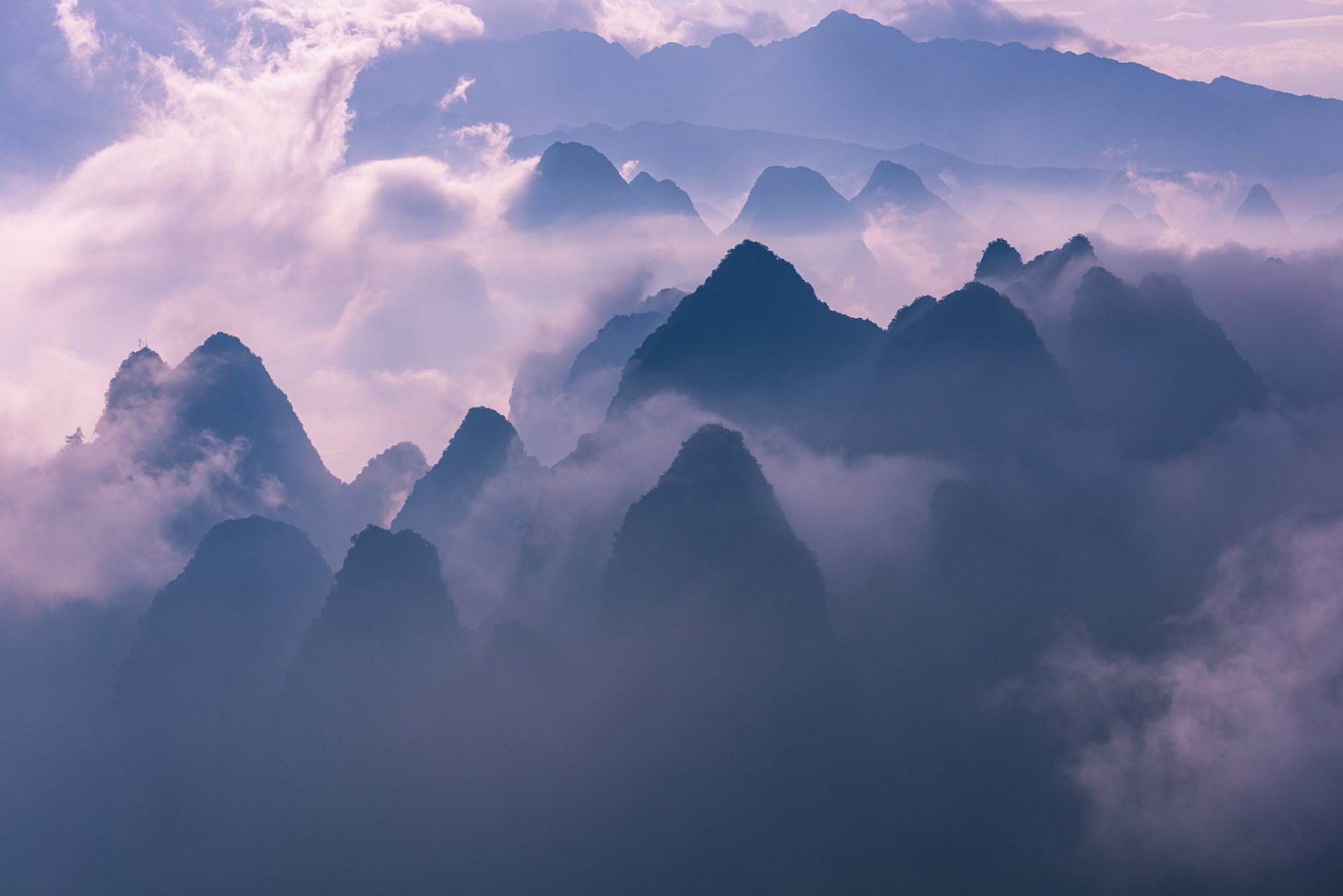 鞋里沙砾 走过千山万水 才发现,问题出在脚底  远方的高山雄伟壮观