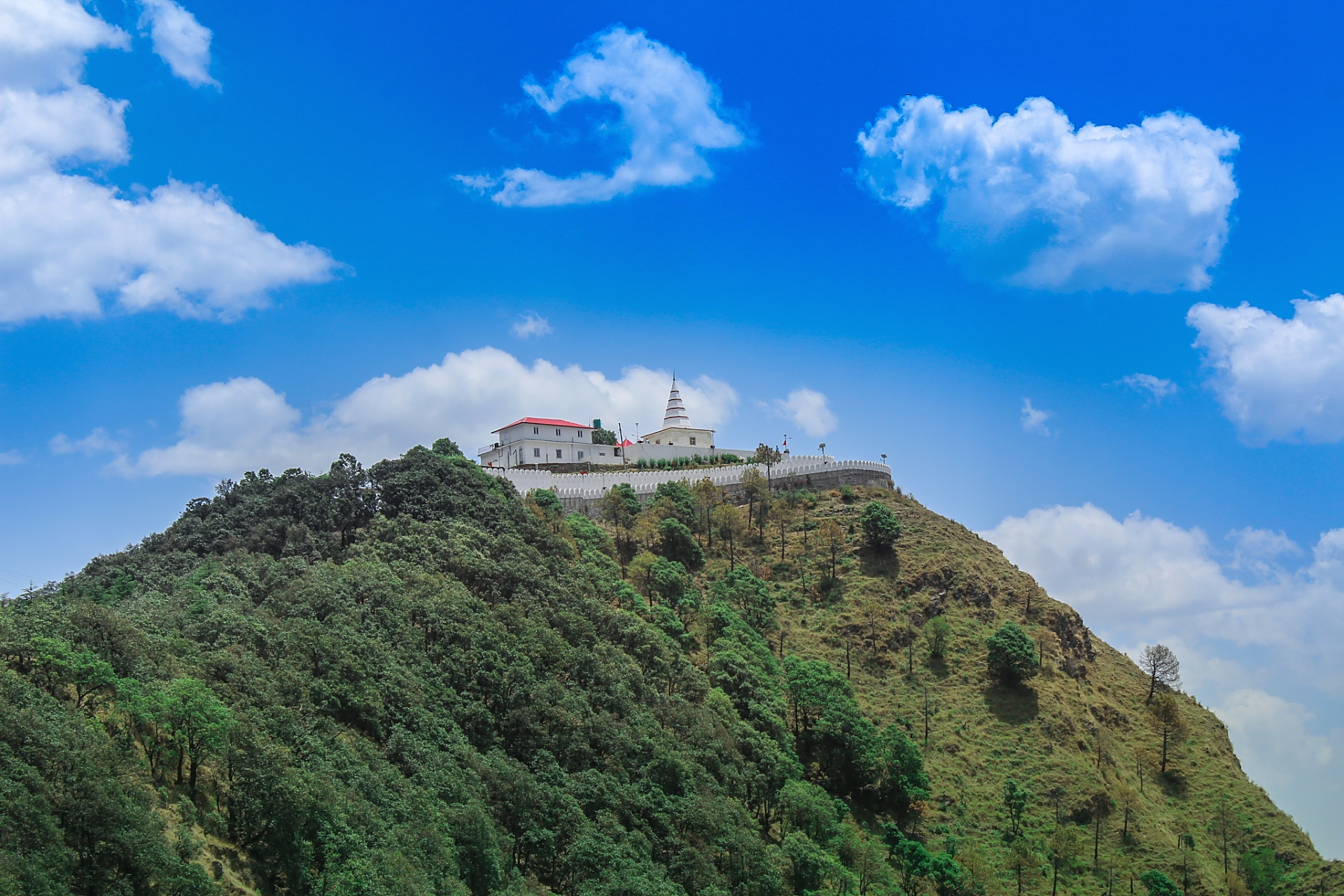 仙公山,又名"双髻山","丰山",位于福建省泉州市洛江区马甲镇,距泉州