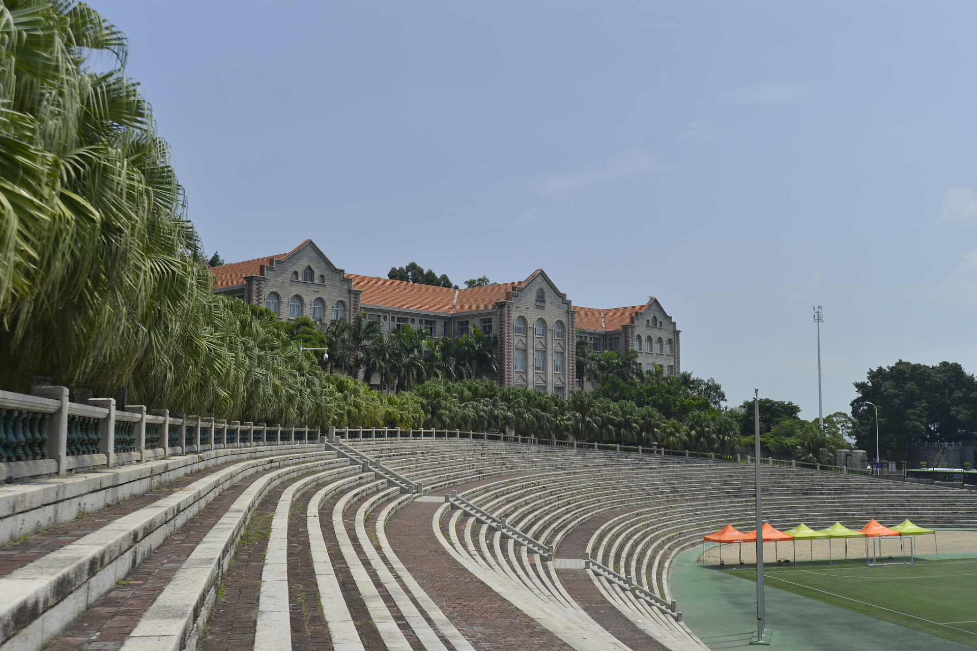 是中华人民共和国教育部直属的全日制本科高校,位于福建省厦门市