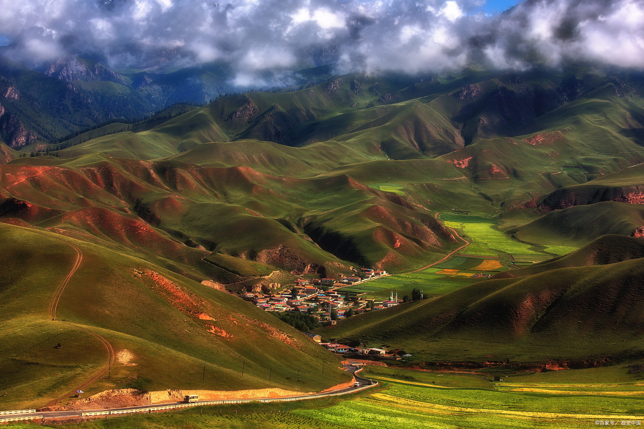 卓尔山,草原与油菜花的完美融合,登顶俯瞰的震撼