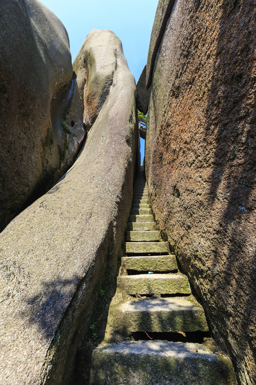 太姥山,位于福建省宁德市福鼎市境内,是一个以花岗岩峰林岩洞为特色