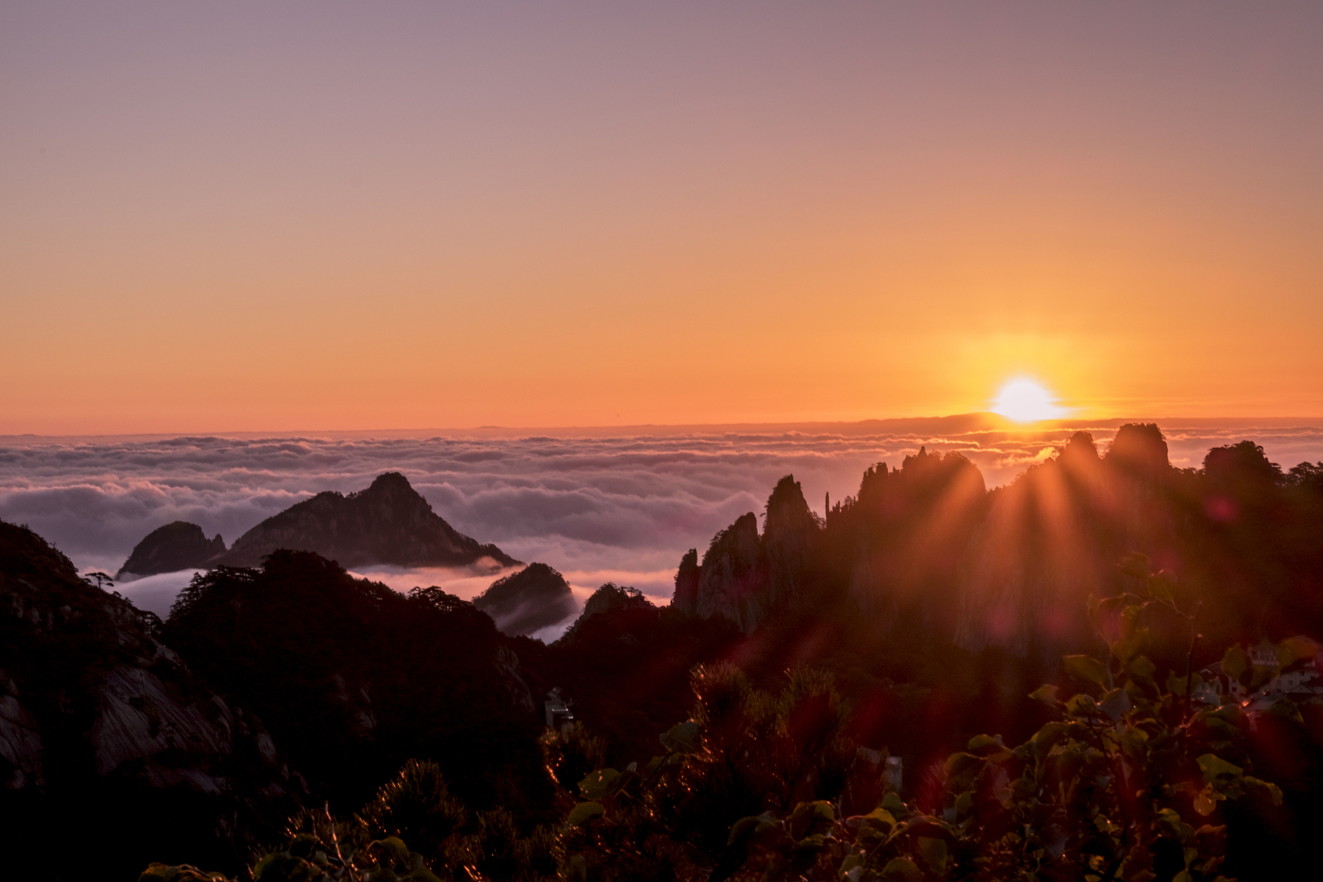 黄山日出是黄山的一大美景,每当清晨第一缕阳光洒落在山峰之上,整个