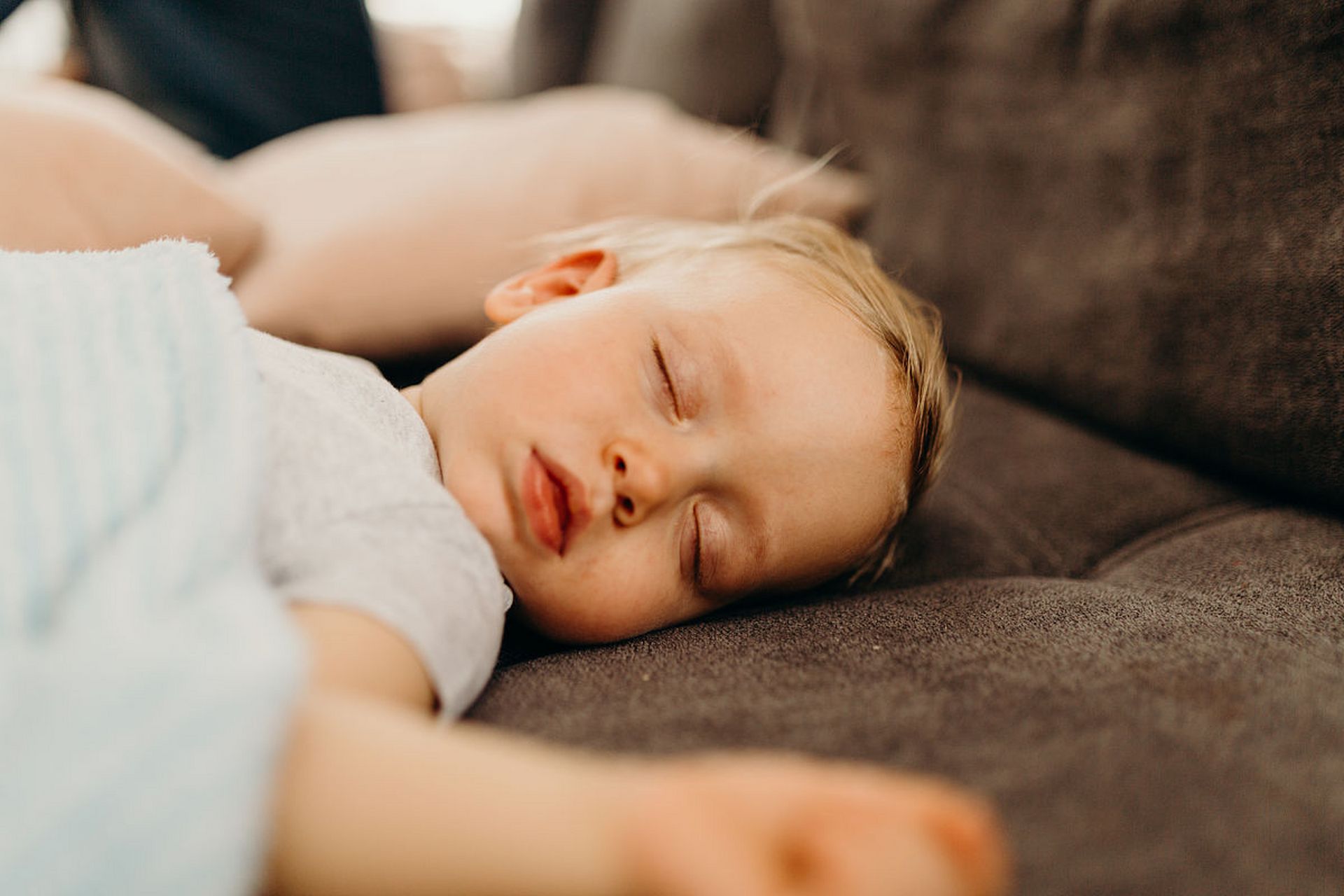 新生儿宝宝睡眠有这些特点,建议宝妈看看,挺有趣  1.安静睡眠状态.