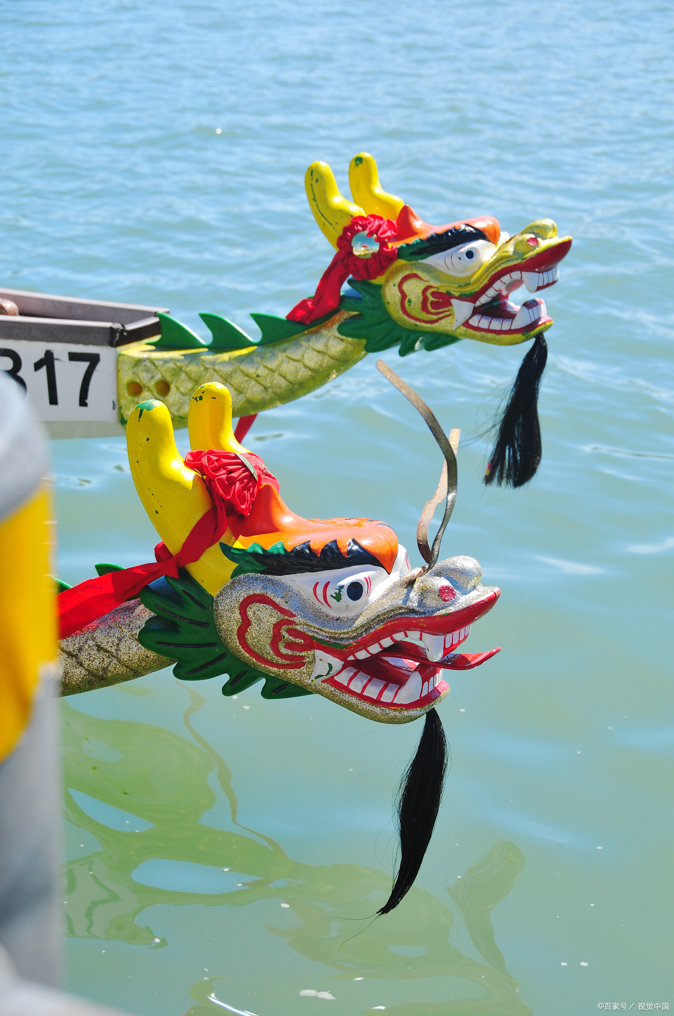 龙须随风飘动,造型威武霸气;有的则在龙舟上绘制了精美的图案,色彩