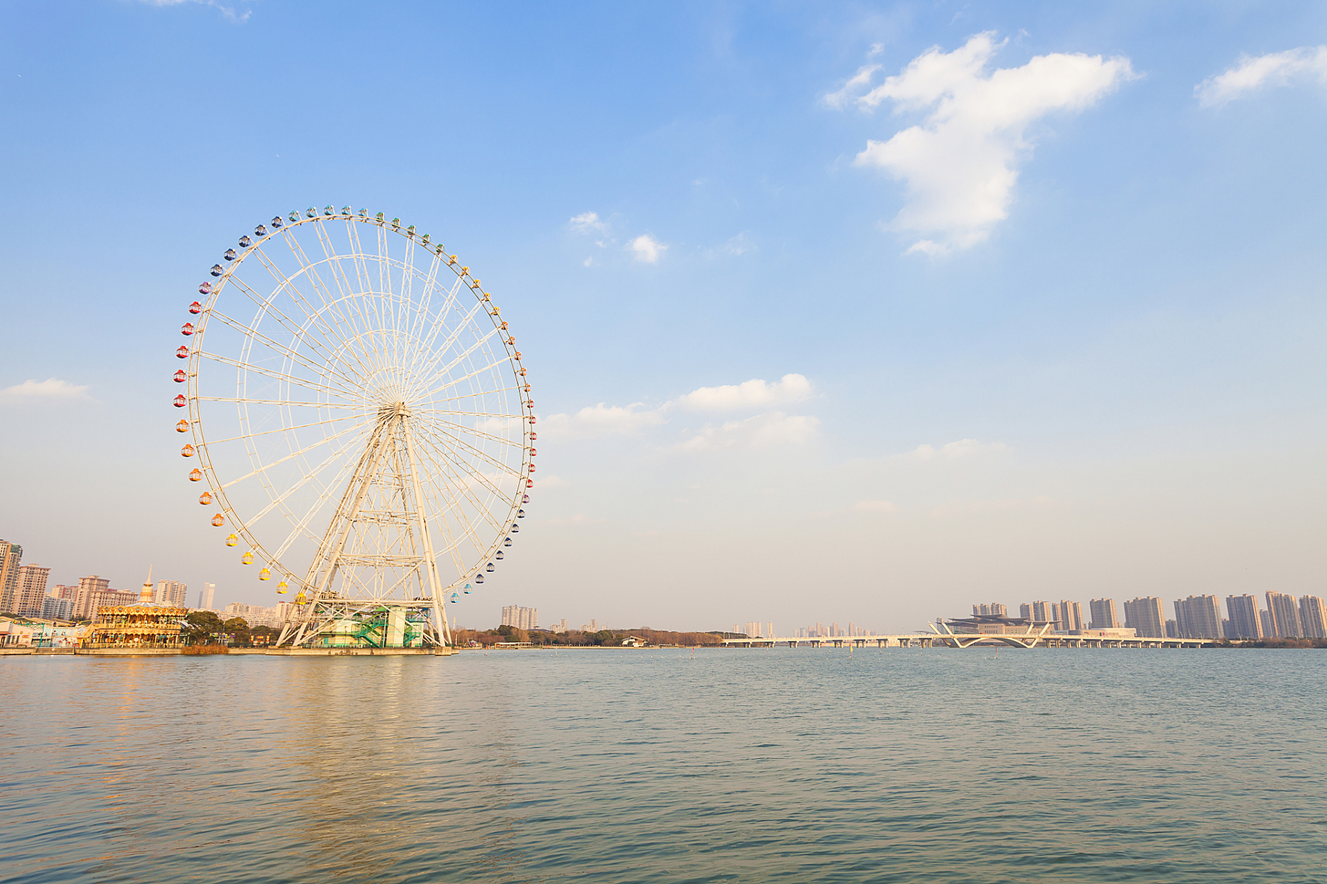 亲爱的朋友们,今天我来到了南昌象湖景区,这里的景色让我惊叹不已!