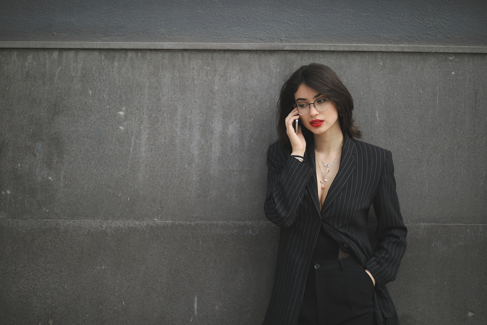 气场强大的女性具备自信从容,独立自主,冷静理智,热情洋溢和善于沟通