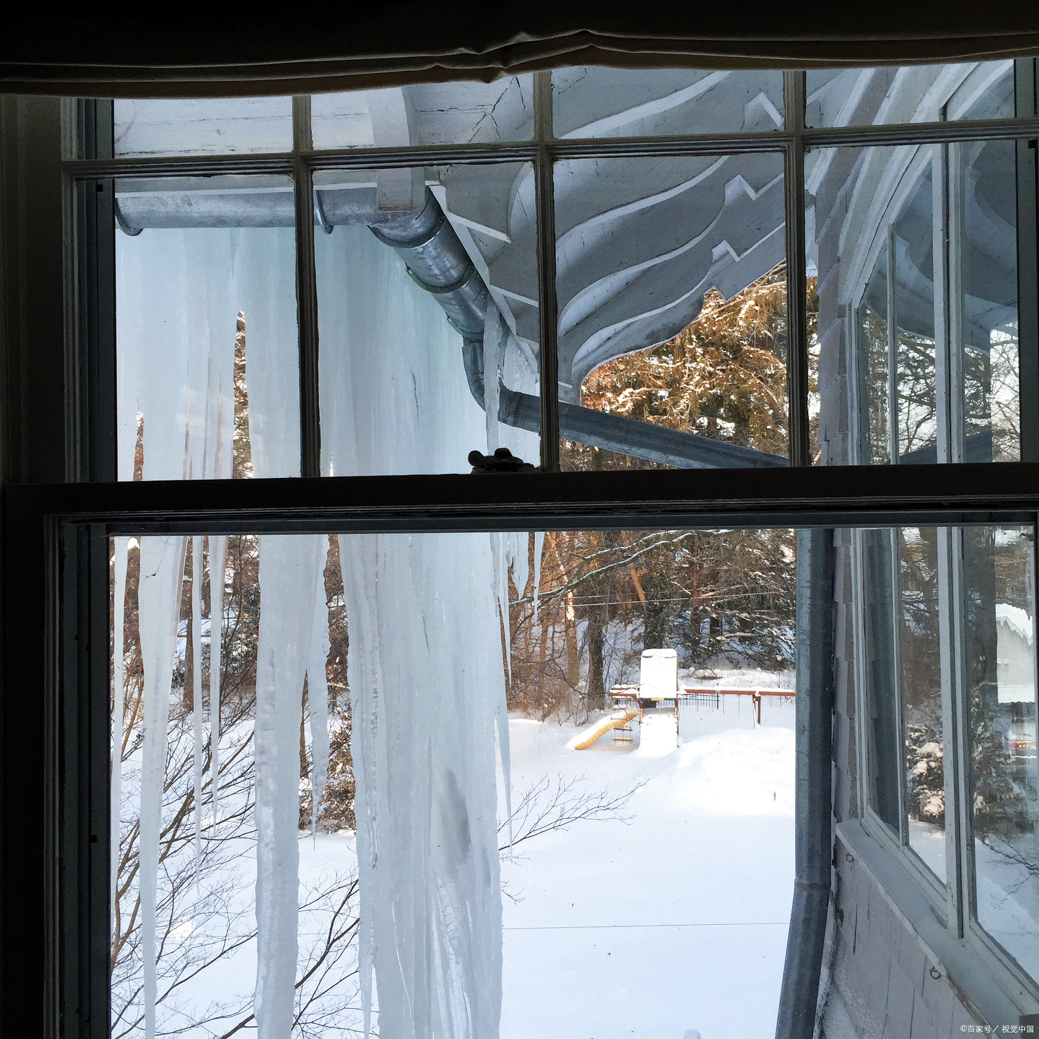 想象一下,窗外大雪纷飞,你坐在温暖的室内,面前是一杯热茶,看着窗外的