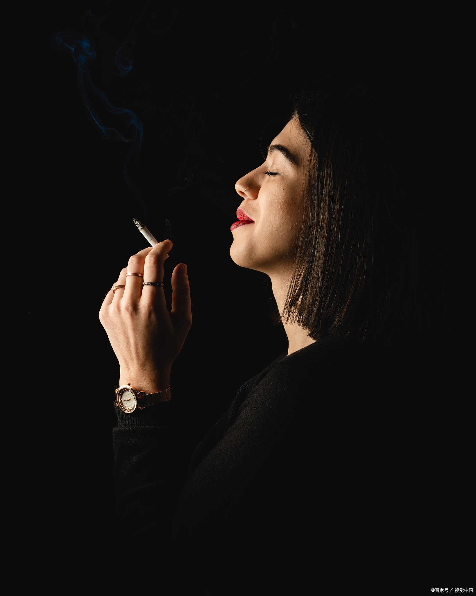 "女人抽烟,你会排斥吗?真相背后隐藏的情感密码!