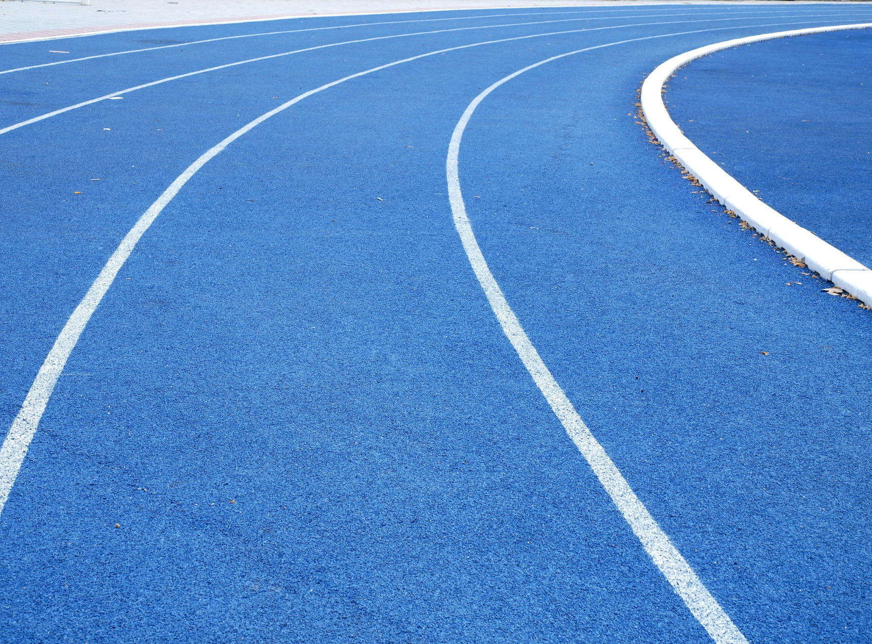 造成蓝色塑胶跑道褪色和变色的原因有很多,需要我们在选材,施工和维护