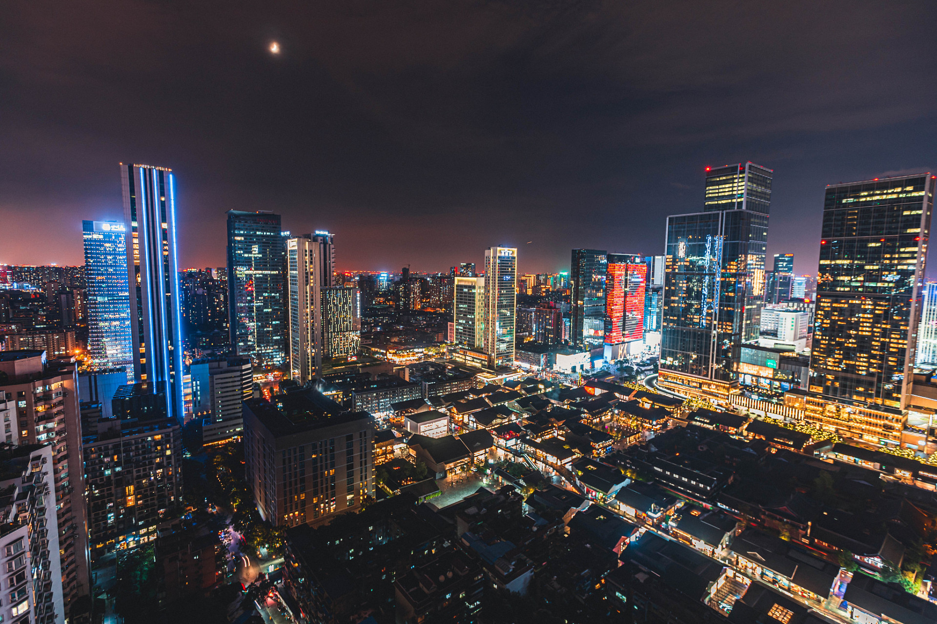 成都夜景美不胜收,锦里古街,九眼桥,电视塔等地方都是绝佳去处.