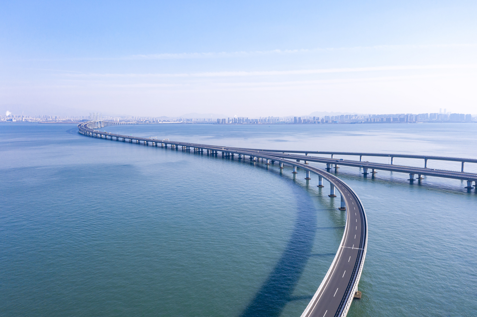 青岛跨海大桥是中国境内连接青岛市与黄岛区的宏伟跨海大桥,全长36.