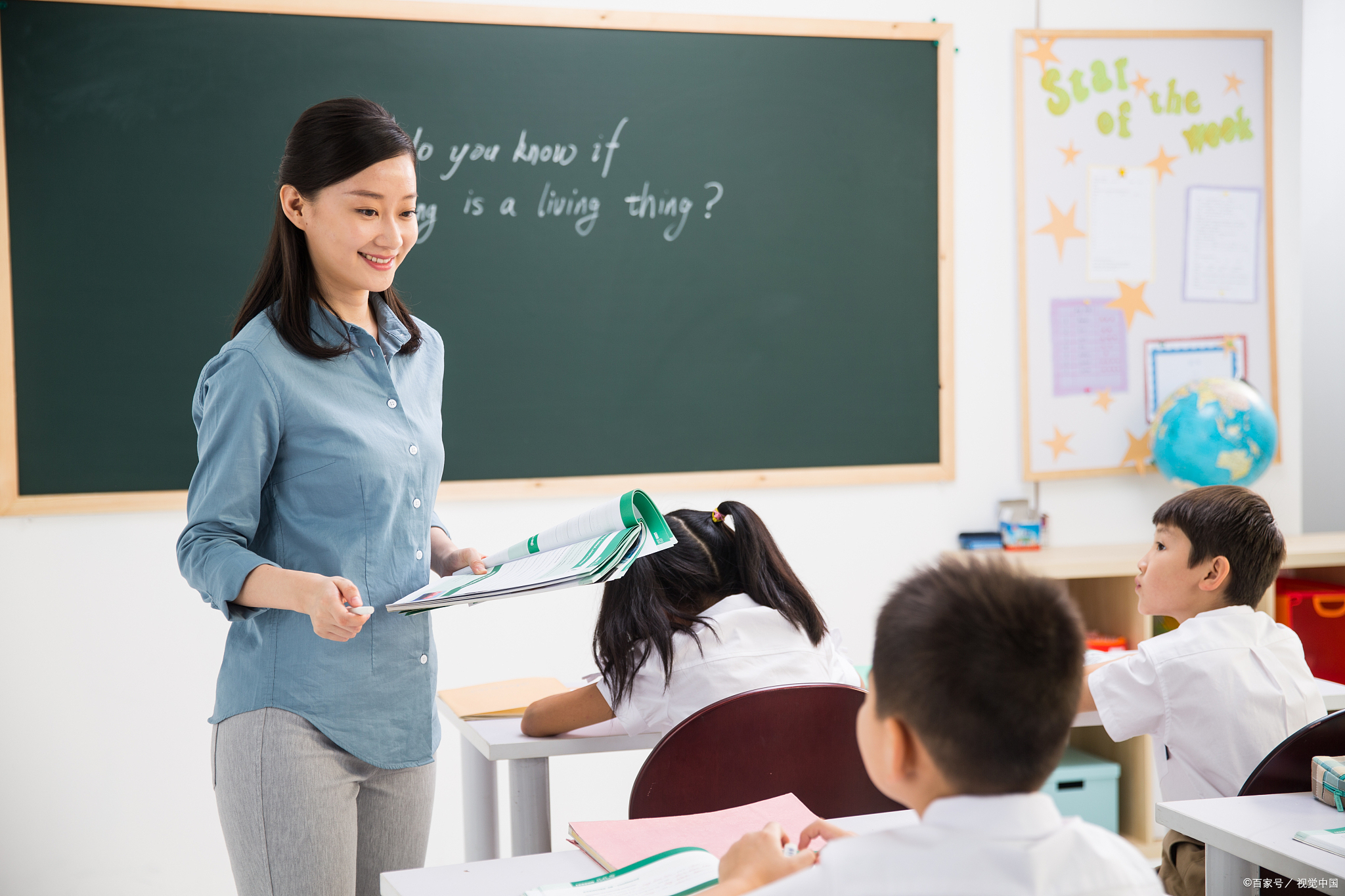 这就要求学生在听课时要跟着老师的思维走,不能有丝毫的懈怠.