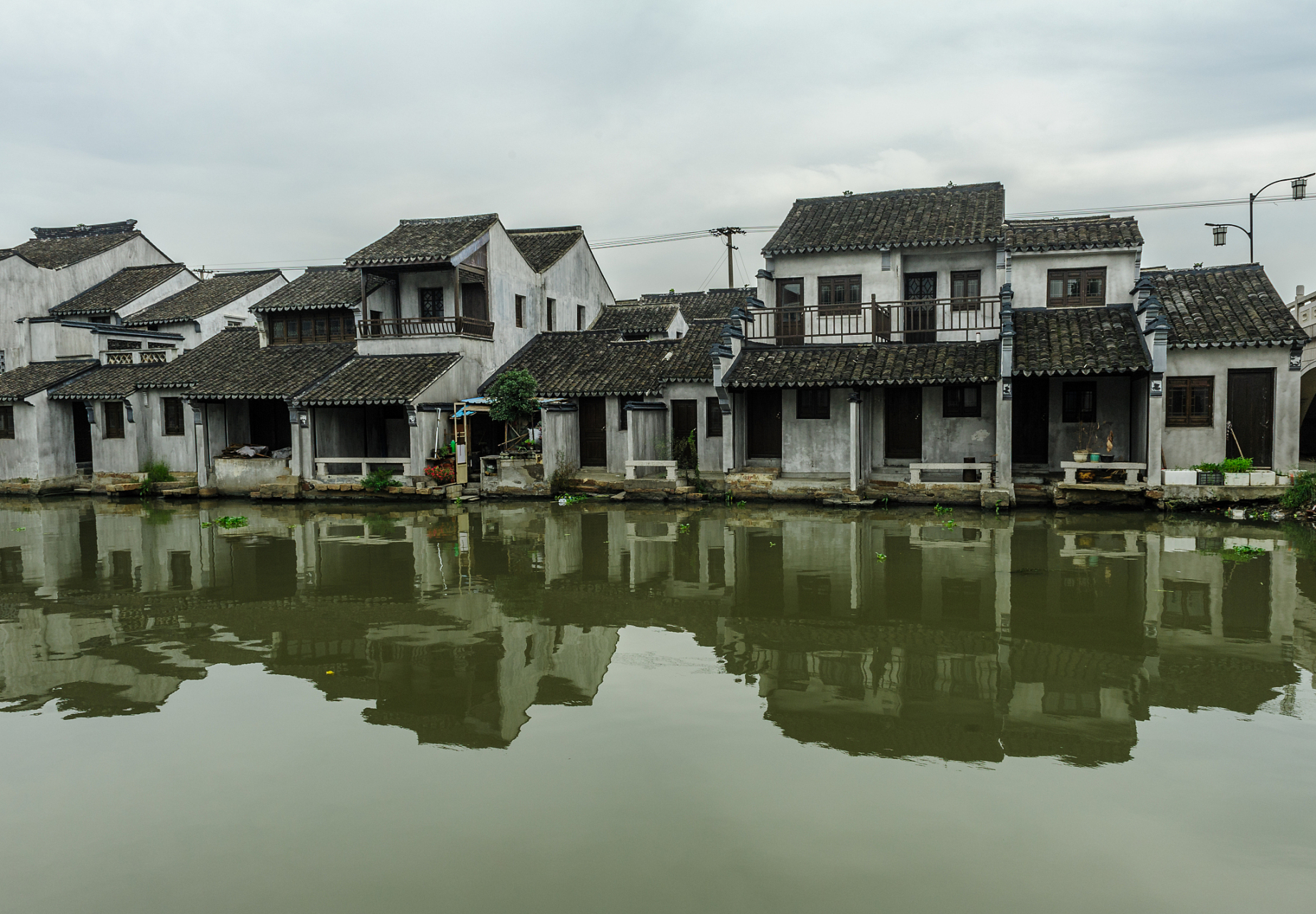 黎里镇位于江苏苏州吴江区,接壤上海,太湖,浙江与苏州,属亚热带季风