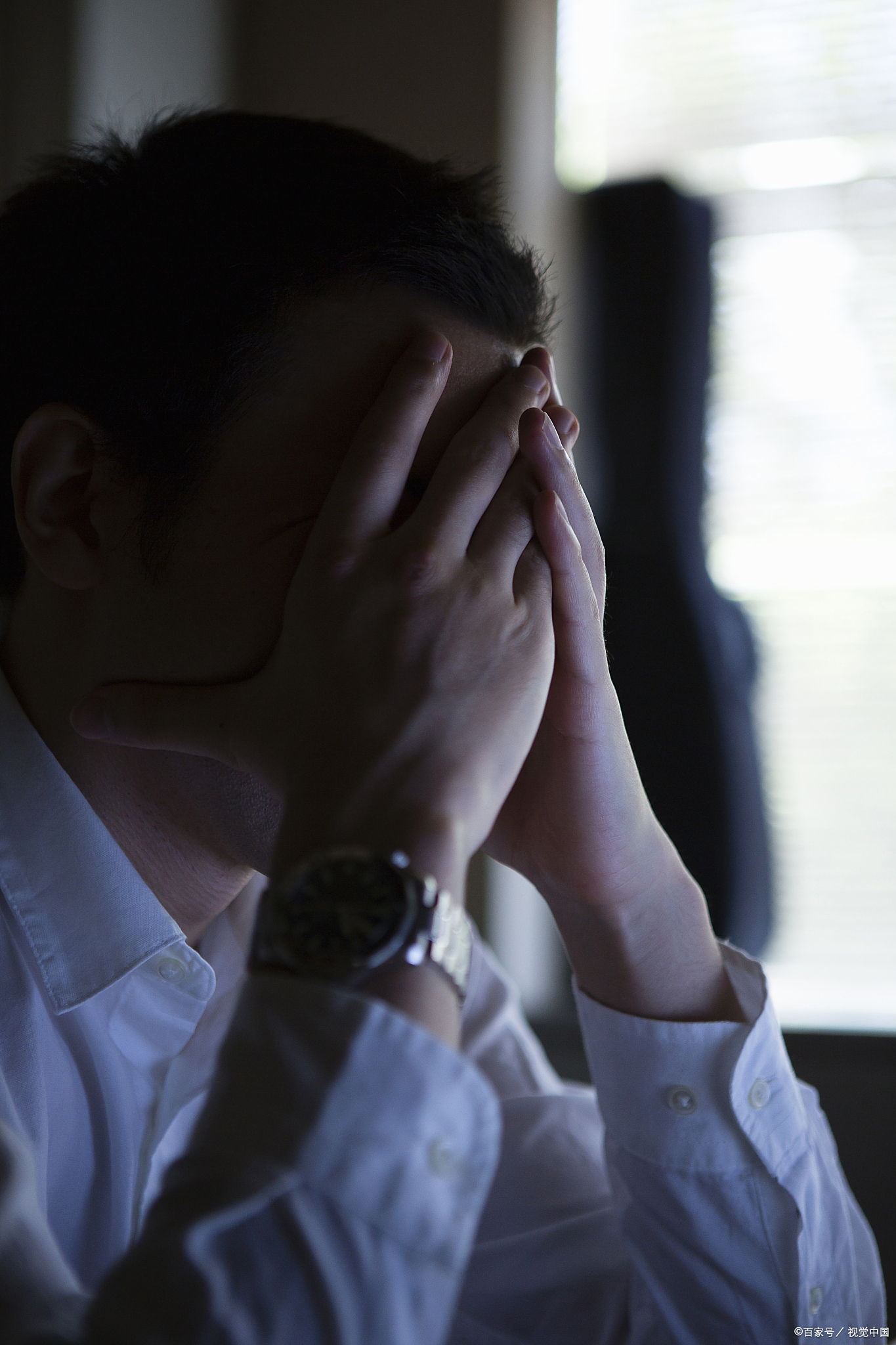 她觉得男人在骗,而男人却愿意将如何使用工具的方法全部教给了她