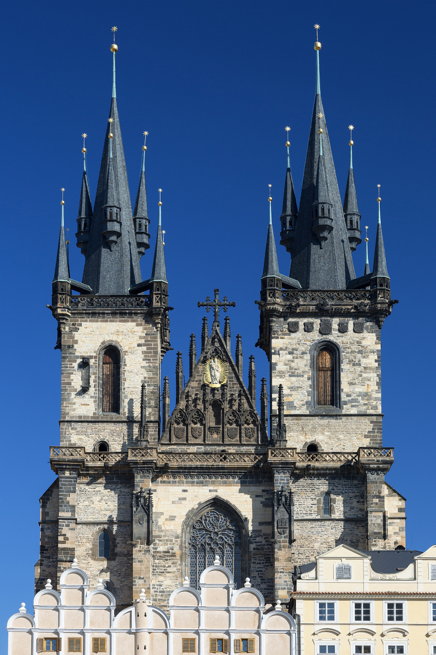 在中世纪中期,无数的教堂,修道院,城堡,医院和市镇大厅都是用石头建造