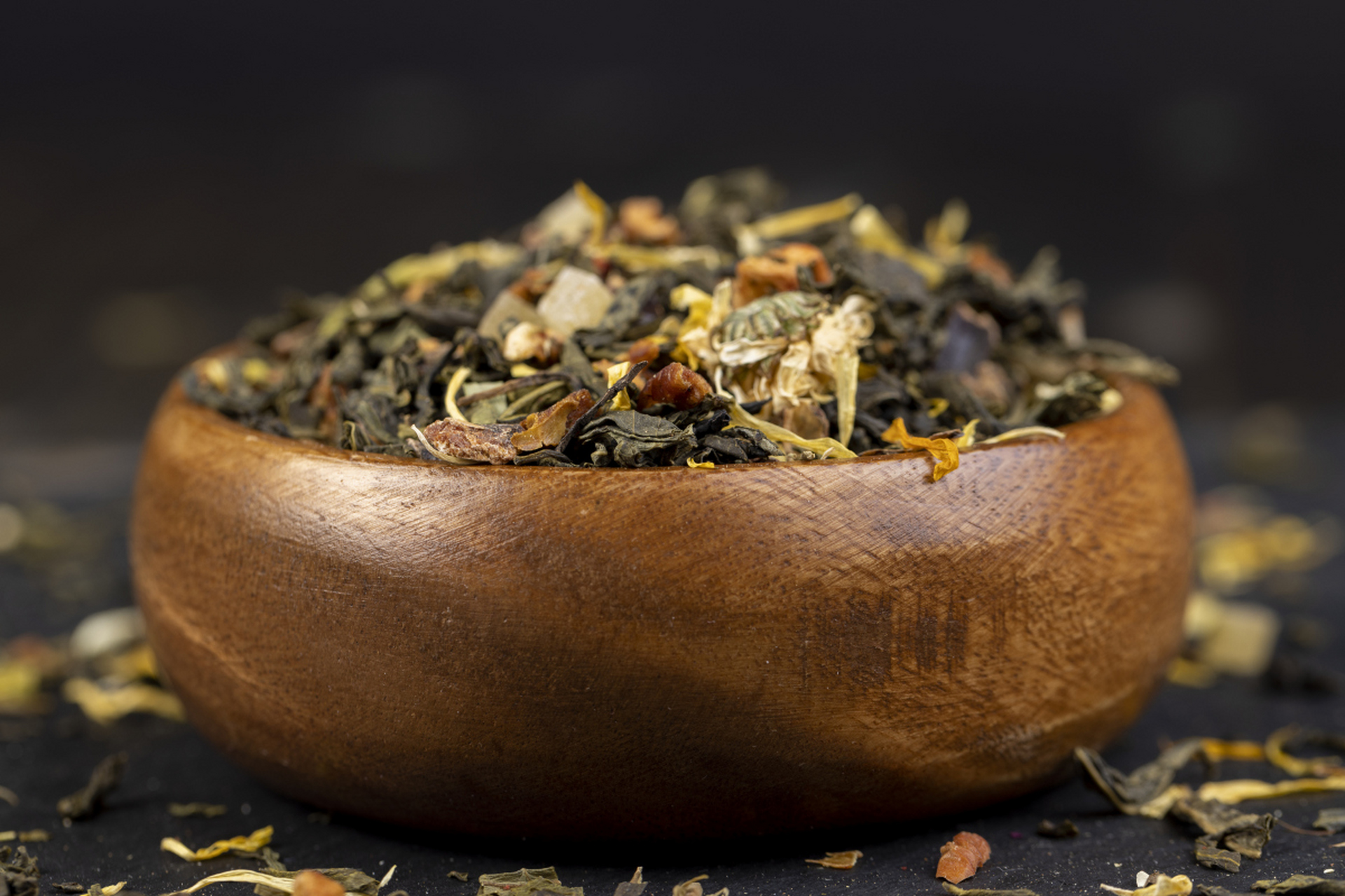 陈皮白茶是一种以陈皮和白茶组合而成的茶叶,其制作工艺独特,啃感