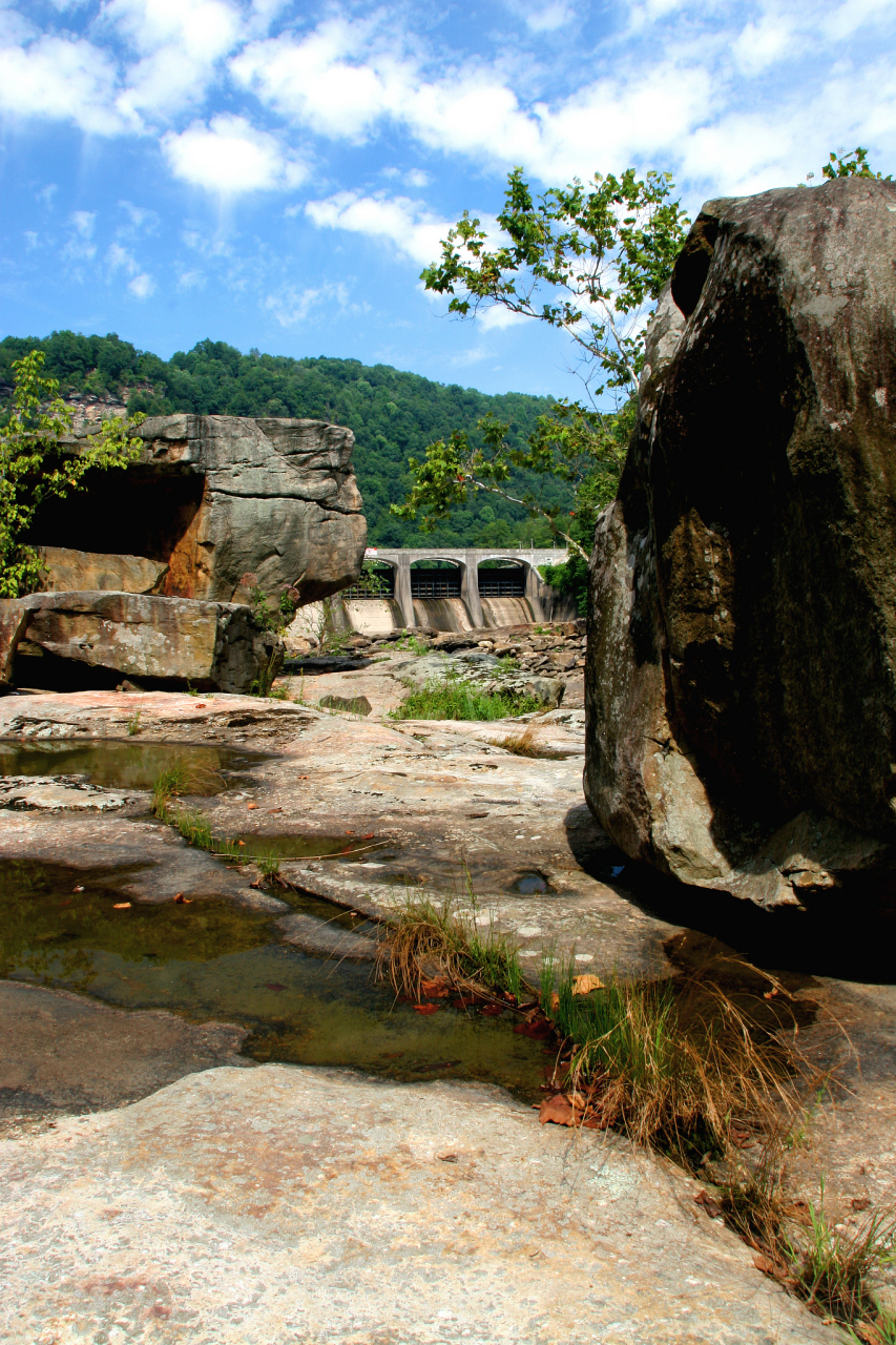 石聚堂景区不仅是一处美丽的风景胜地,更是生态保护的典范.