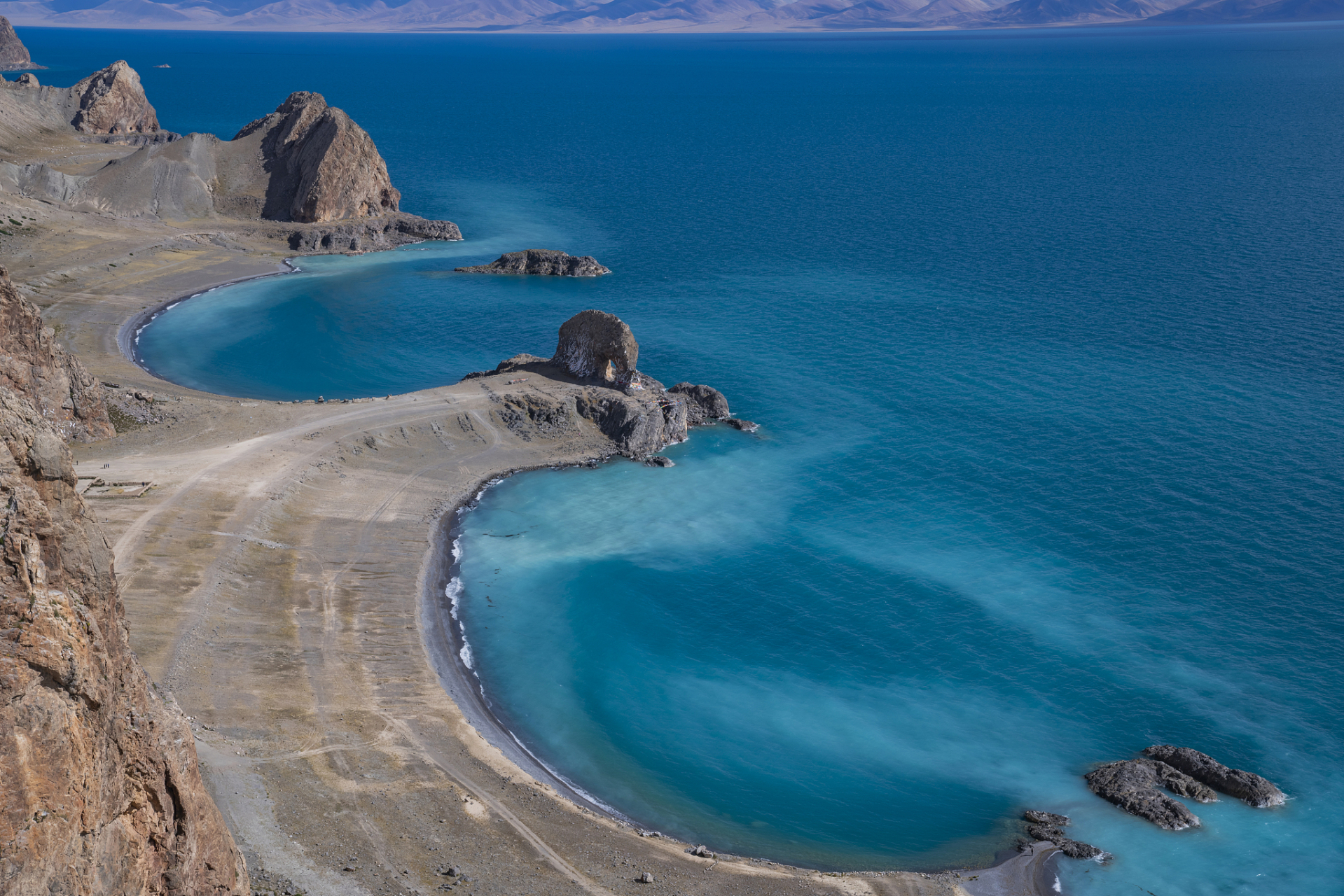 西藏纳木错,位于中国西部,是世界上海拔最高的盐水湖,其壮丽景色吸引