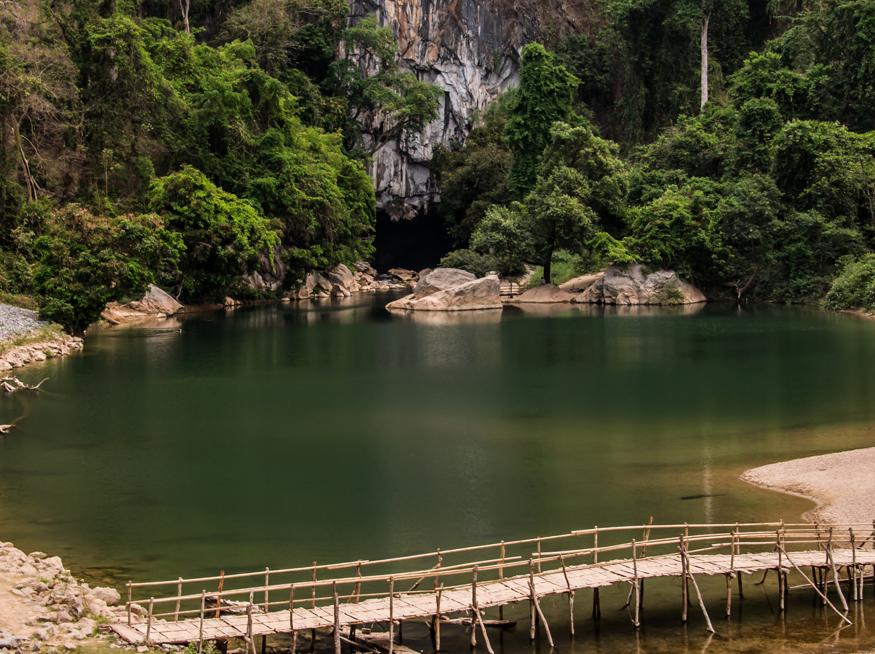 贵州罗甸大小井风景名胜区被誉为人间绿宝石.