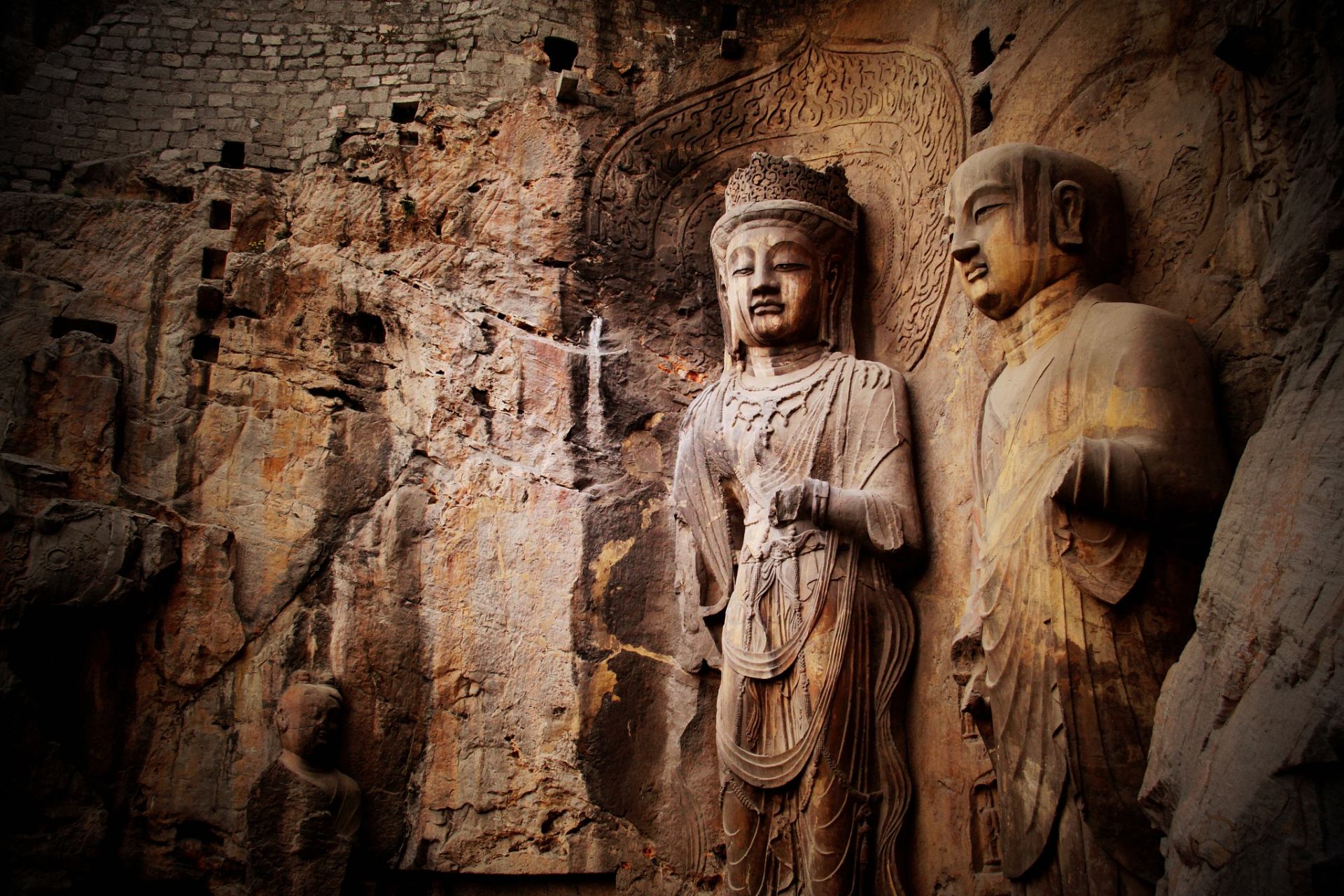 每当提起洛阳,我总会想起那庄严肃穆的龙门石窟,那些雕刻在石壁上的