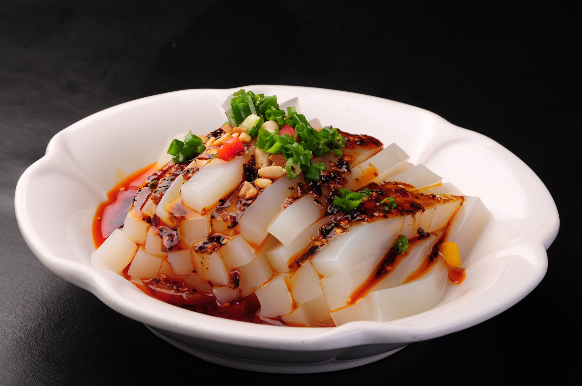 豌豆凉粉是南方传统夏季凉菜,以豌豆粉为主要原料,口感清爽滑嫩.