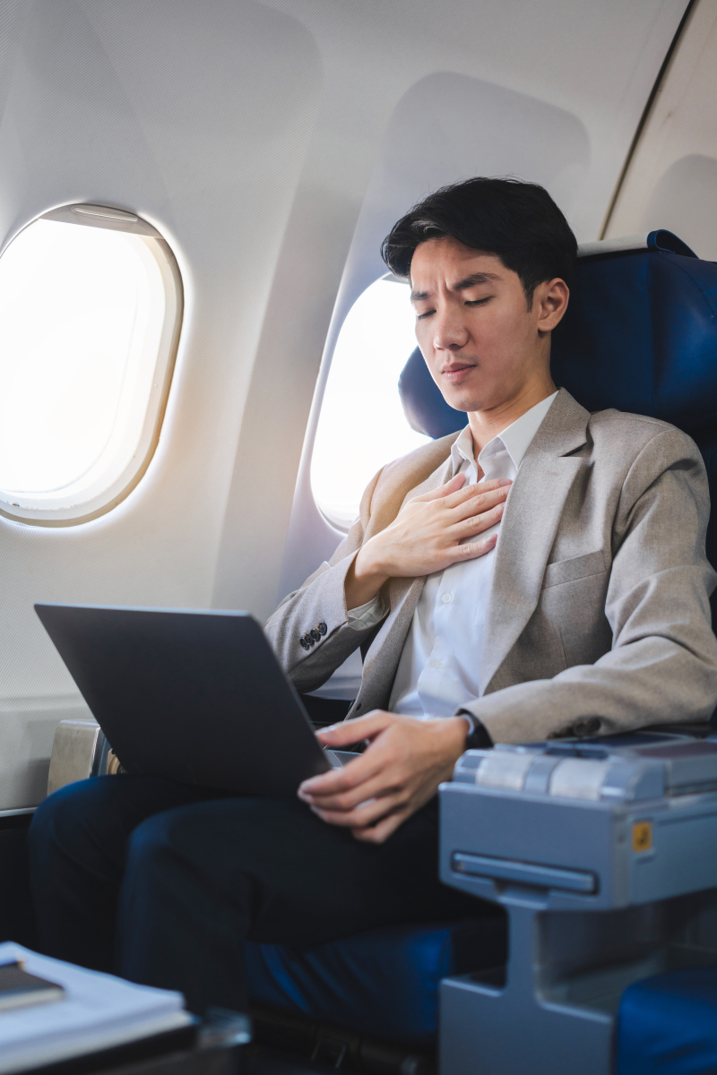 航班延误 乘客下跪求解决 紧急手术受阻引发争议