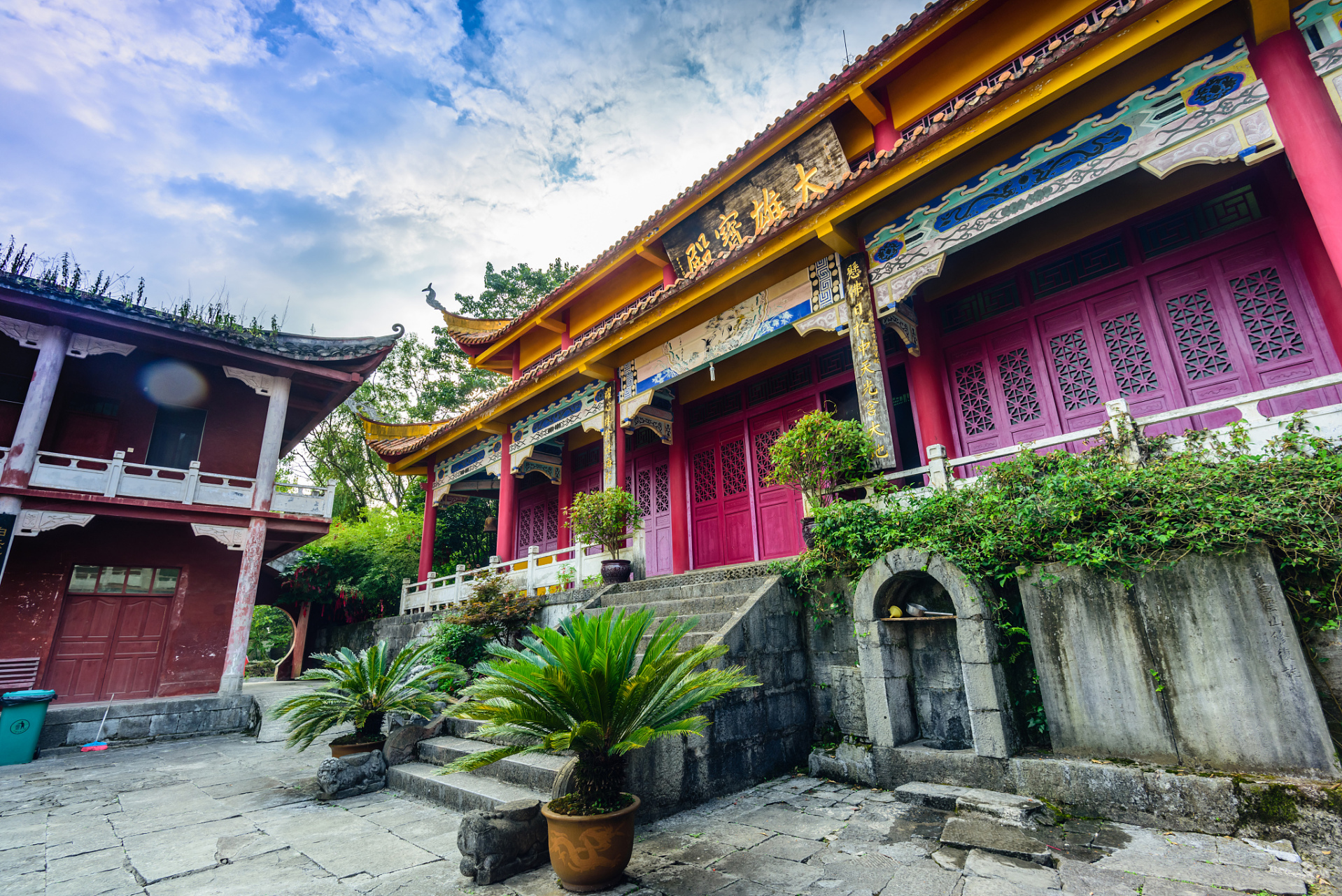 秋天,是杭州最美的季节,而杭州白云庵则是秋意浓情的绝佳去处.