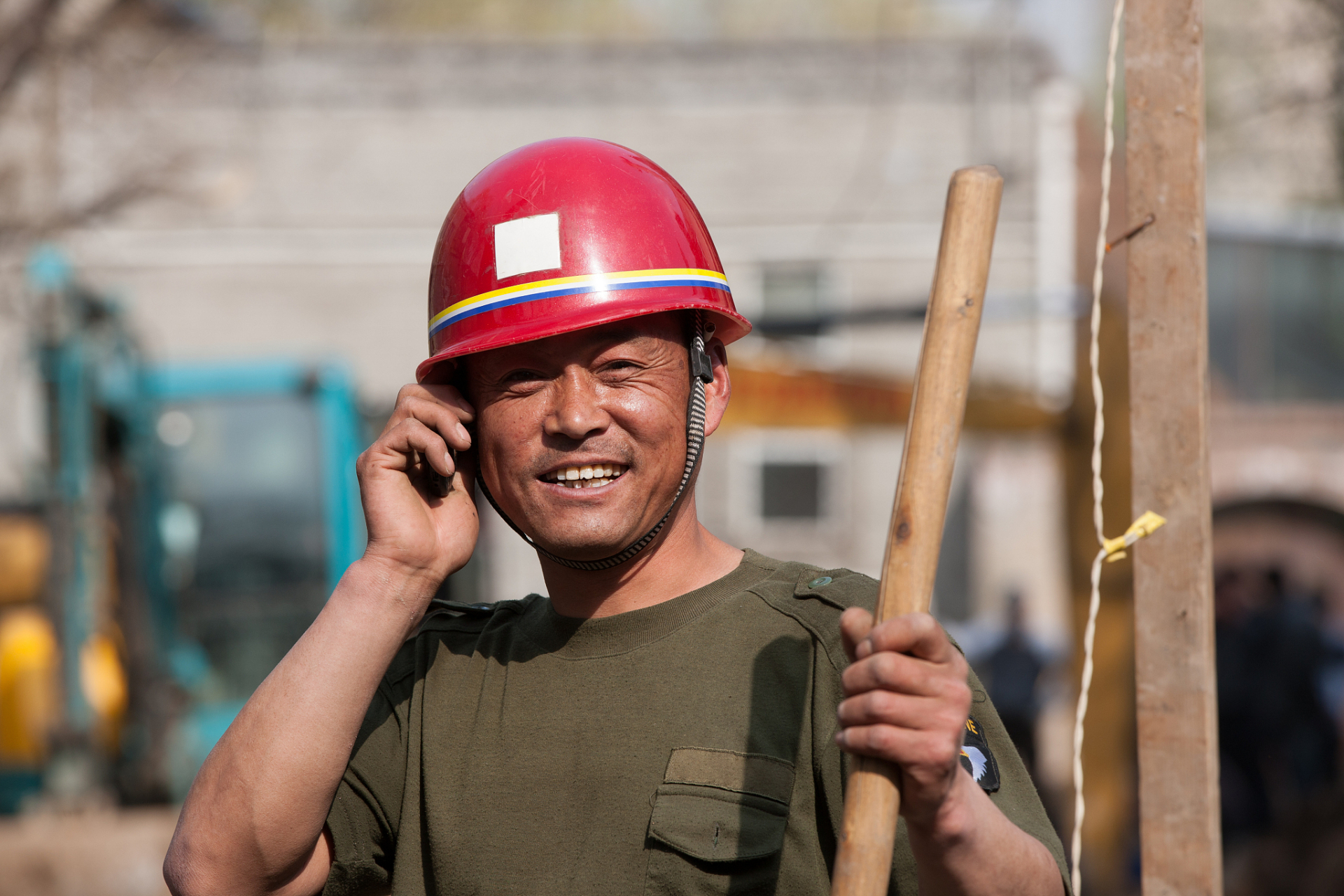 "65怎么下班途中,路遇几个年轻的农民工,无意间听到他们的对话,我
